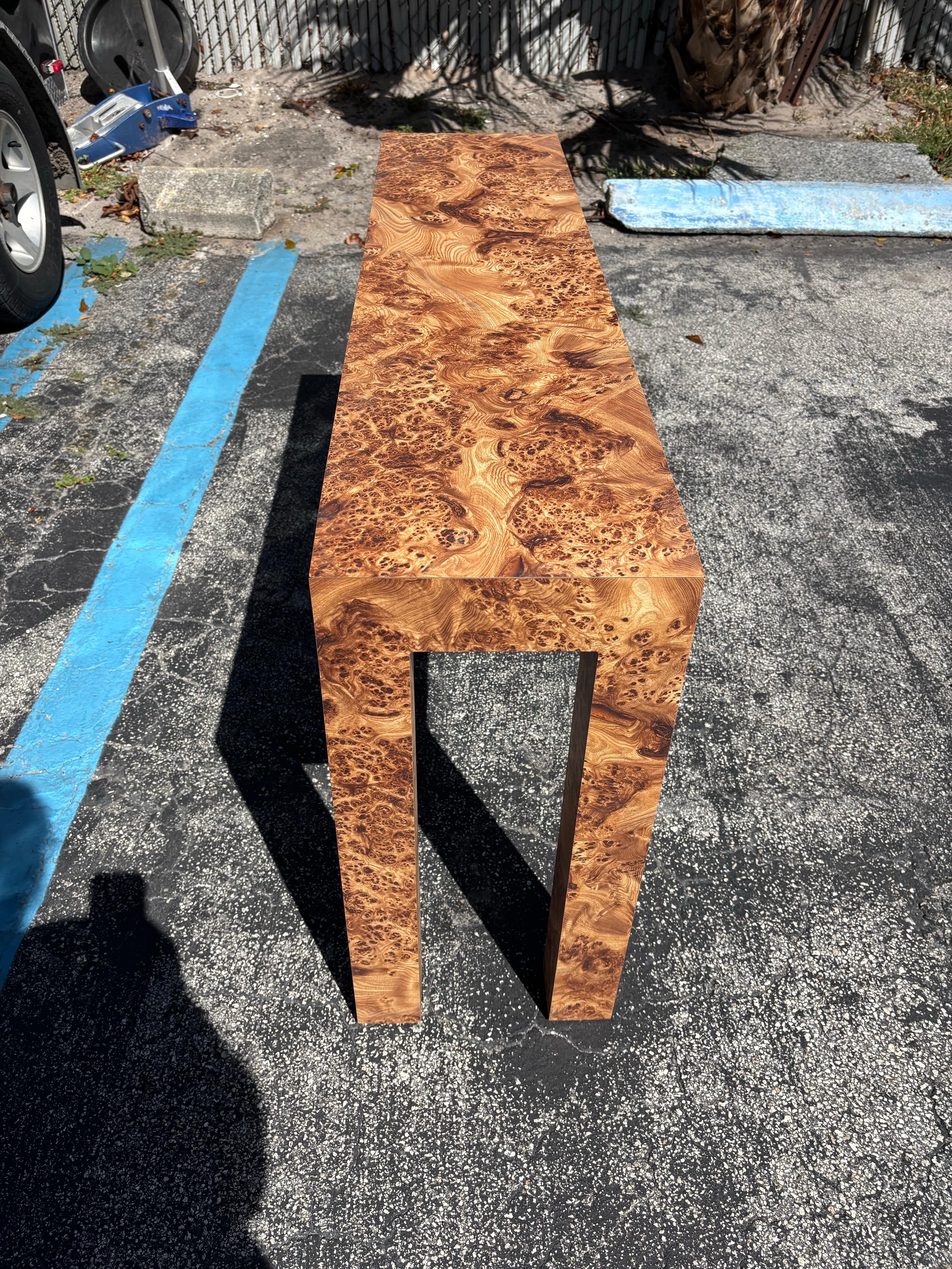 Mesa consola Parsons de laminado Burl moderno de mediados de siglo Estadounidense en venta