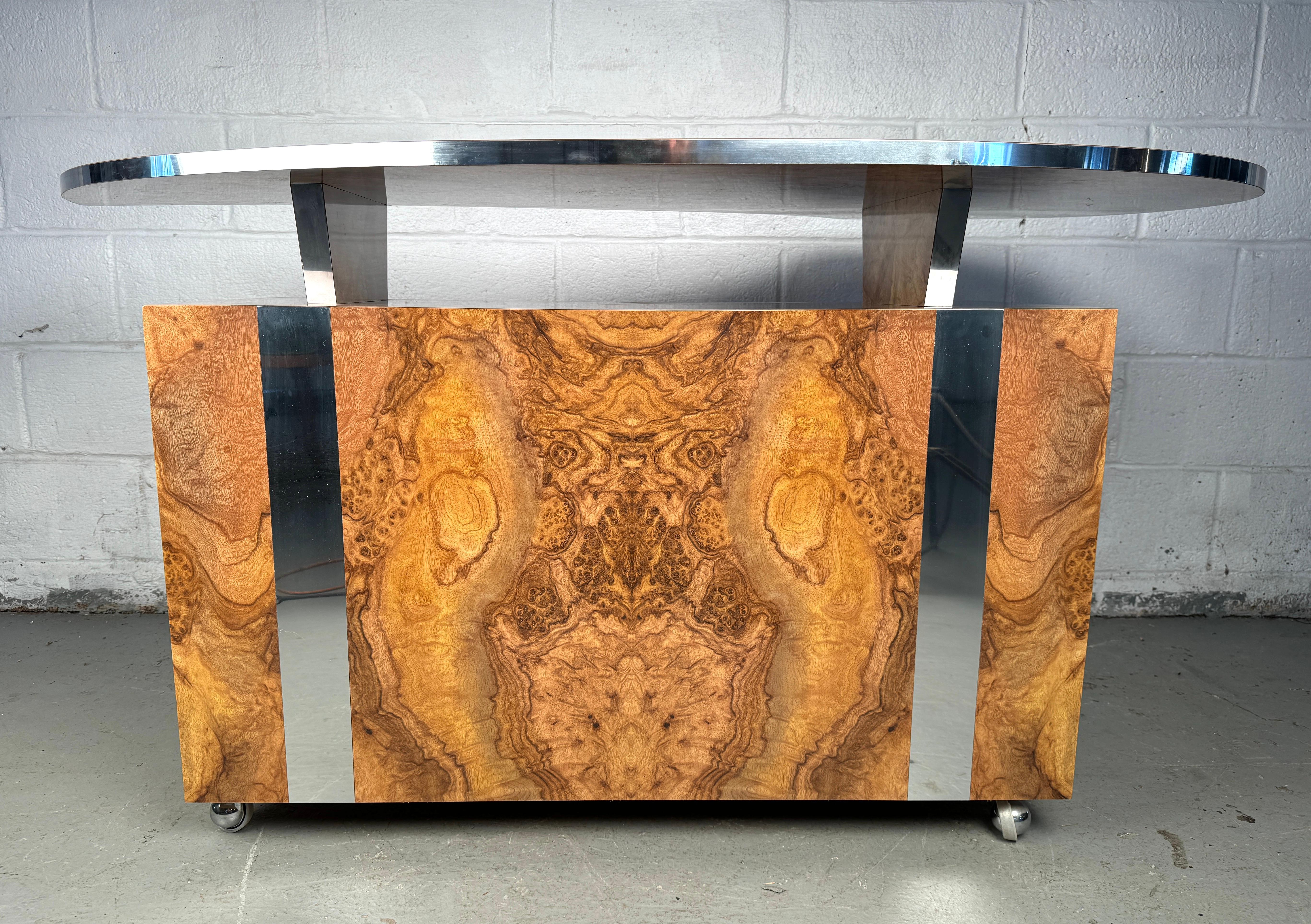 Barre roulante en stratifié de bois de ronce de style du milieu du siècle. Doté d'un design élégant d'inspiration rétro et d'une riche finition stratifiée en ronce, ce bar apporte à la fois style et fonctionnalité à n'importe quel environnement. Le