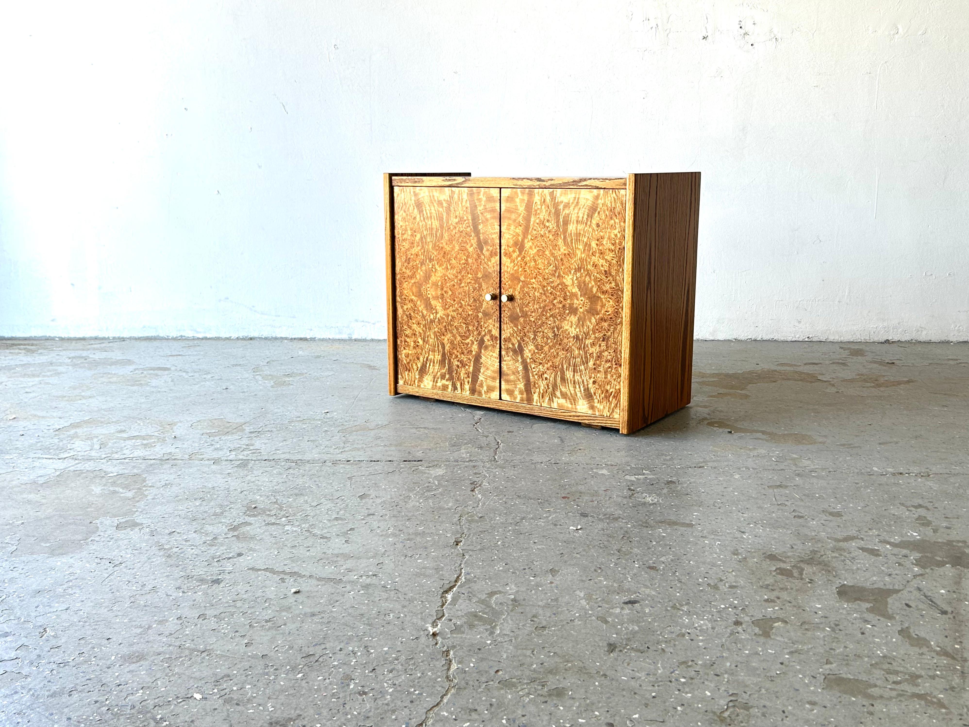 Mid Century Modern Burl Olive and Oak Wood Entry Cabinet Milo Baughman Style In Good Condition In Las Vegas, NV