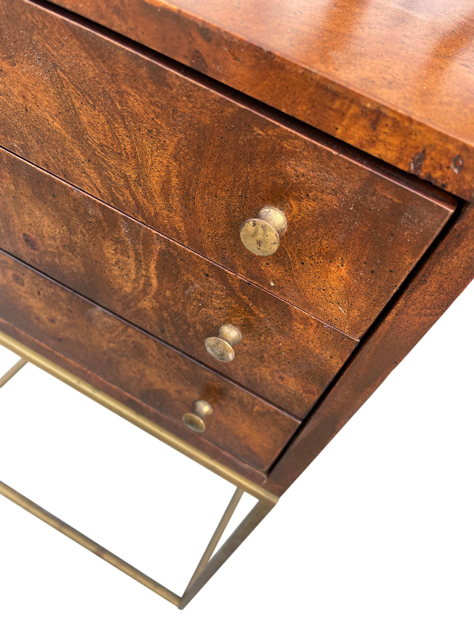 Américain Petite commode à bijoux à 3 tiroirs en broussin avec bas et boutons en laiton, de style moderne du milieu du siècle dernier en vente