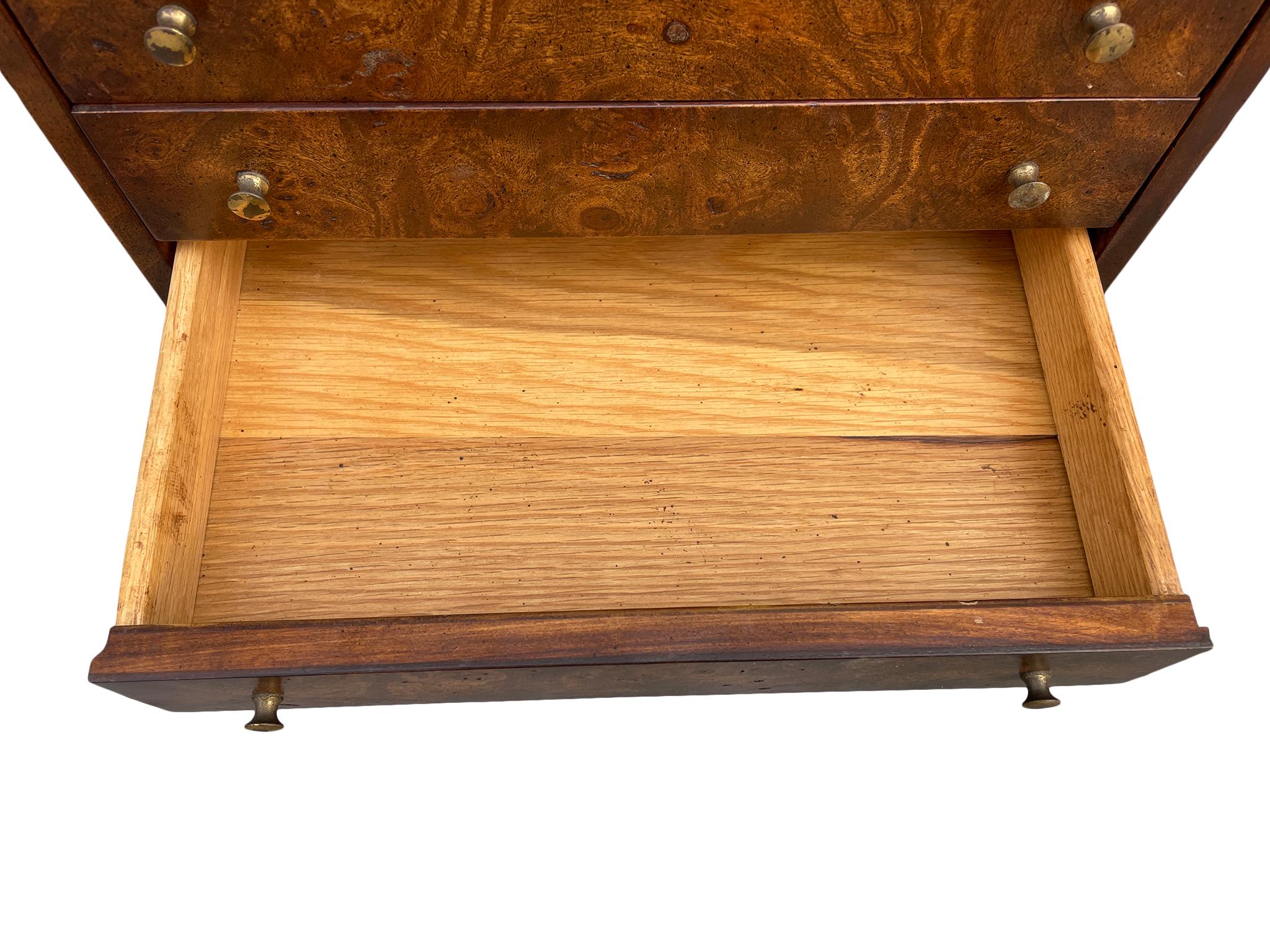 Travail du bois Petite commode à bijoux à 3 tiroirs en broussin avec bas et boutons en laiton, de style moderne du milieu du siècle dernier en vente