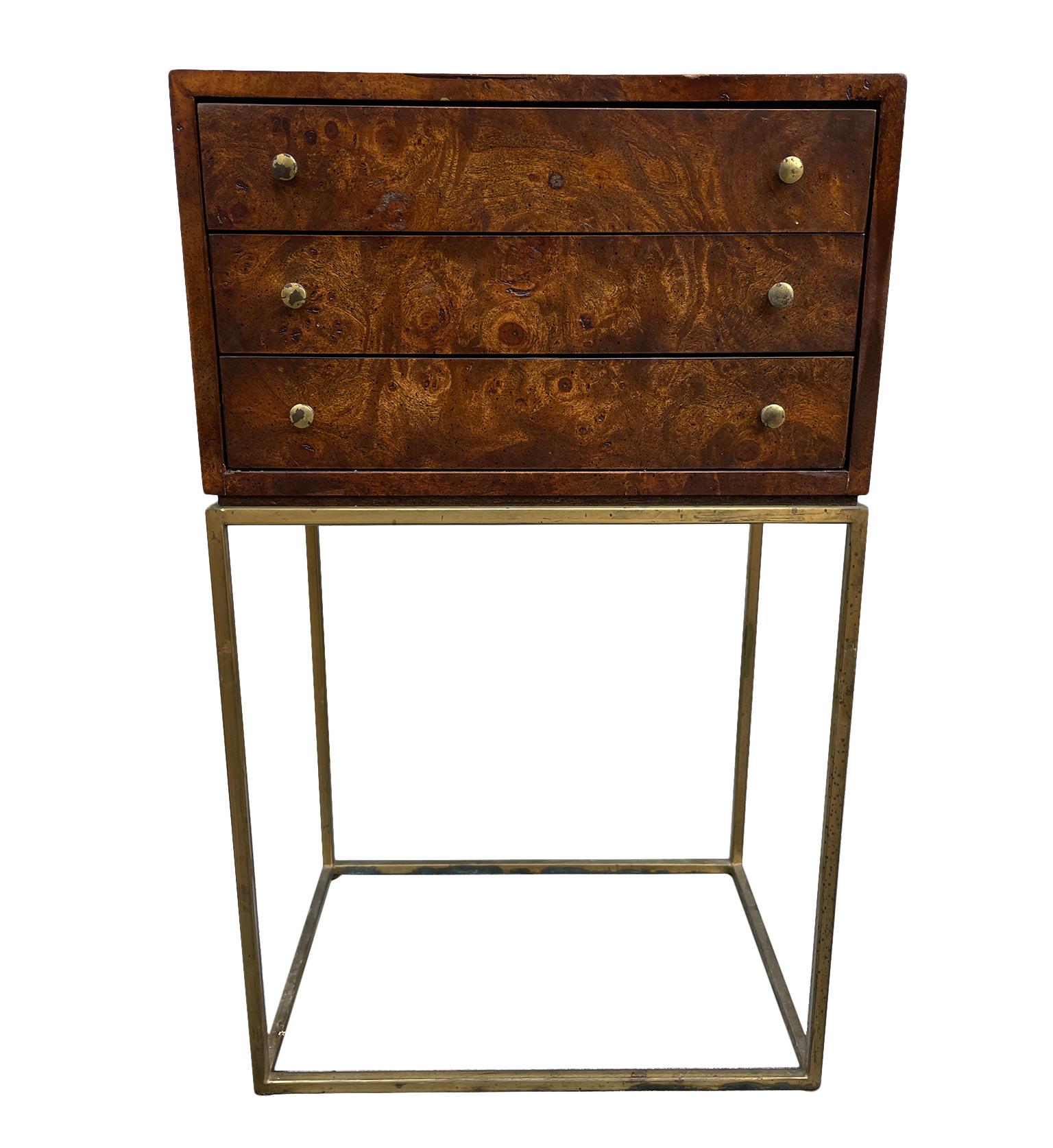 Petite commode à bijoux à 3 tiroirs en broussin avec bas et boutons en laiton, de style moderne du milieu du siècle dernier en vente 1