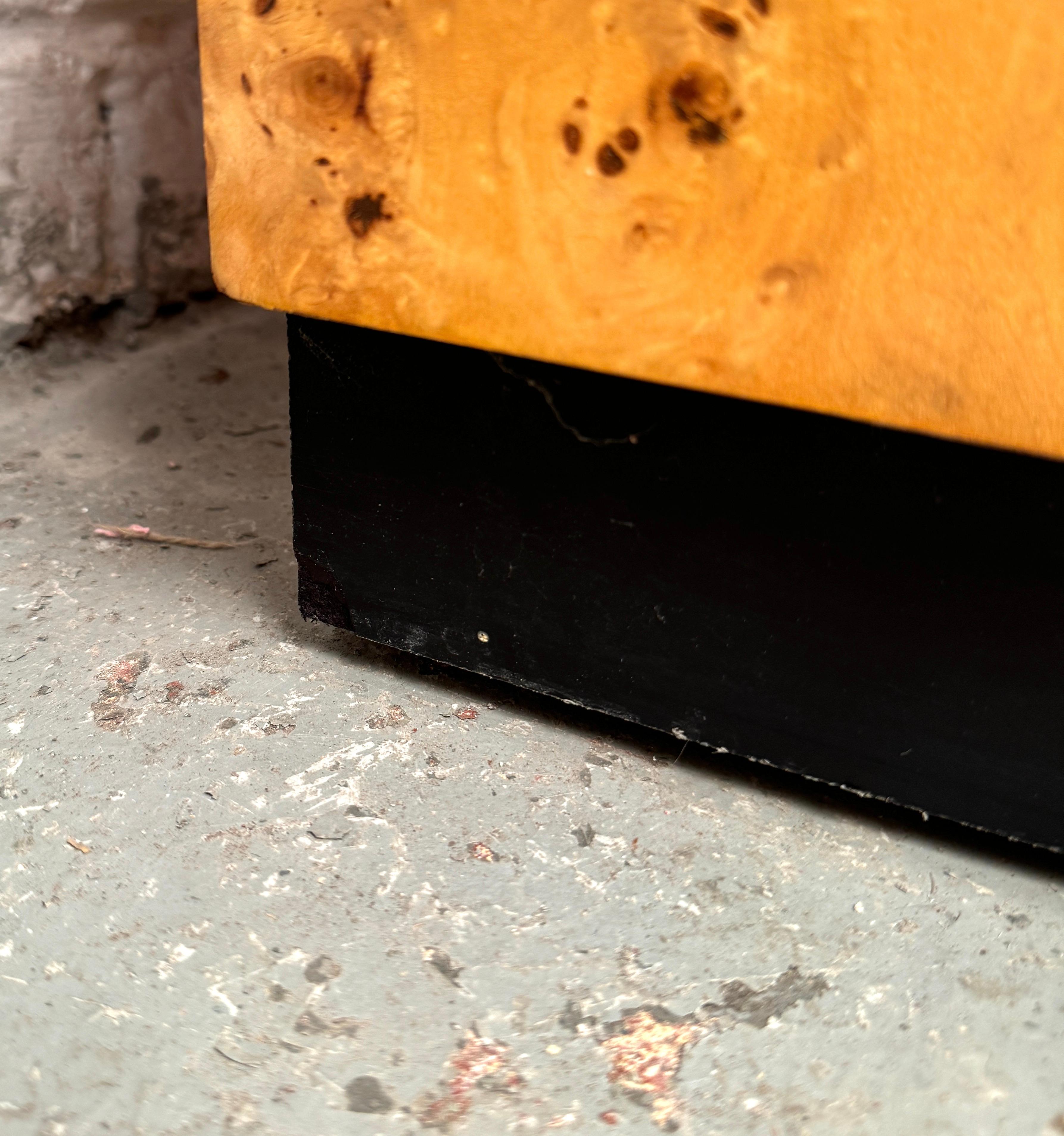 Credenza in radica moderna del Medioevo in vendita 12