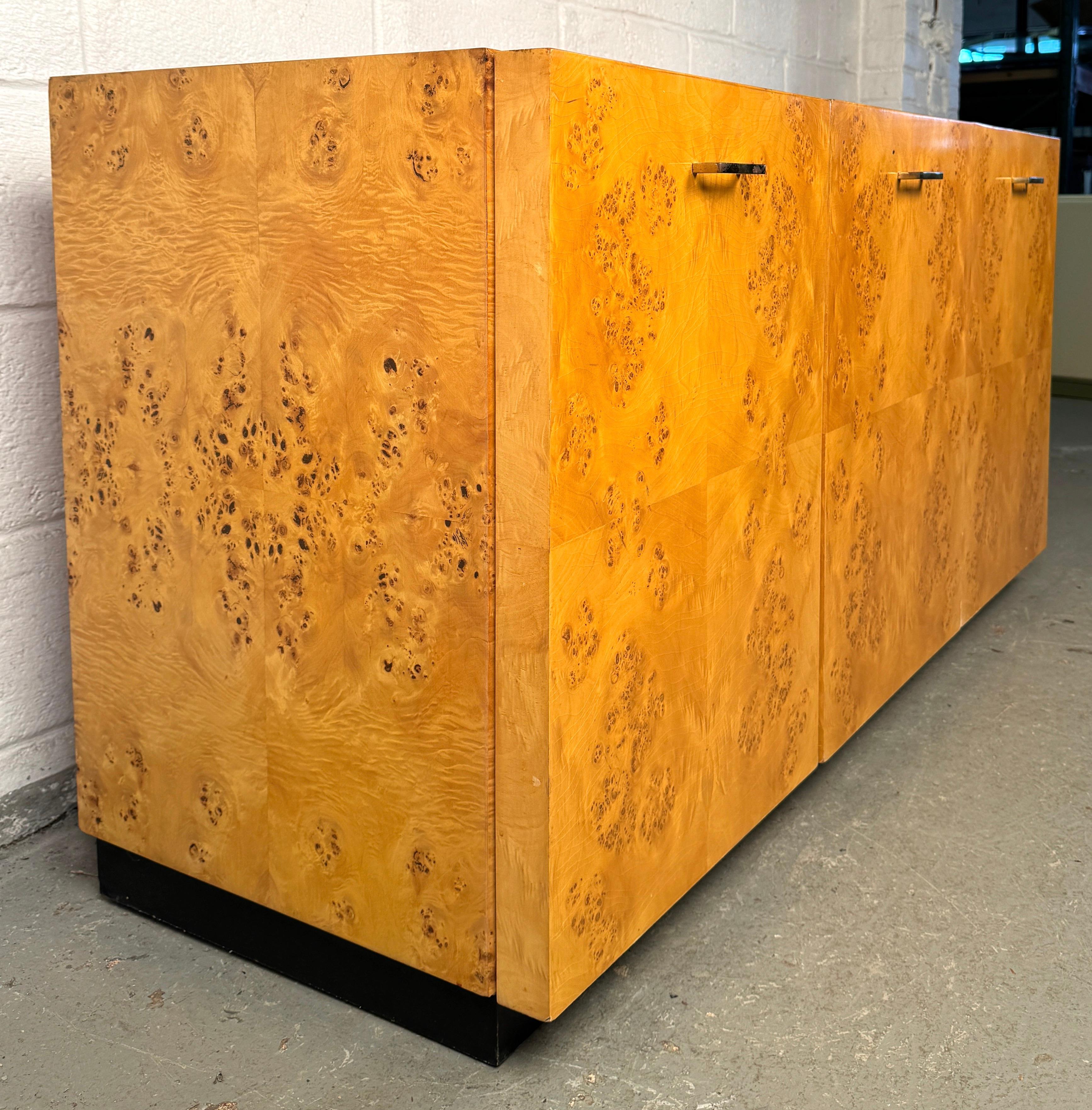 Mid-Century moderno Credenza in radica moderna del Medioevo in vendita