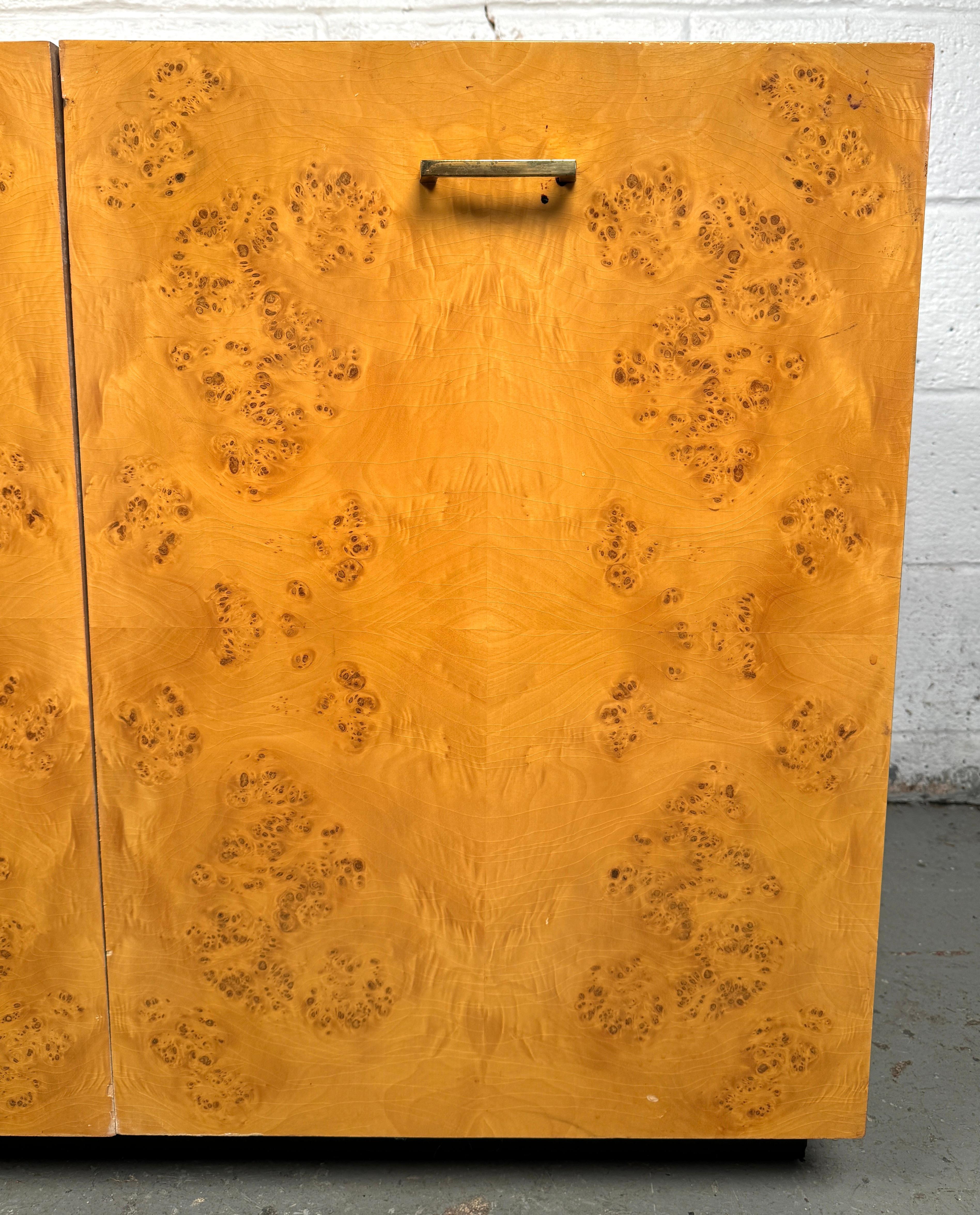 Credenza in radica moderna del Medioevo in vendita 1