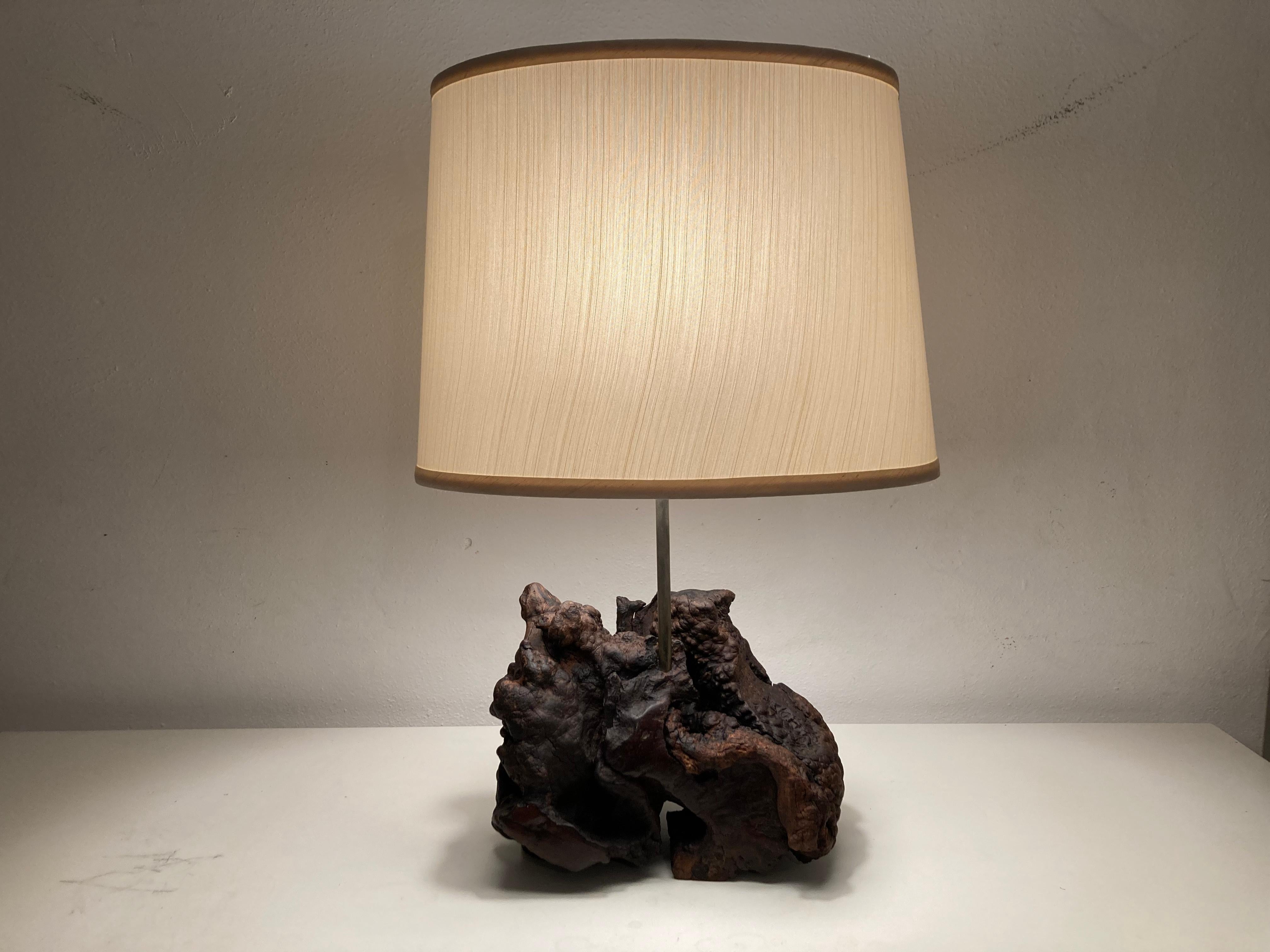 Superbe lampe de table en ronce de bois dans le style de George Nakashima. 
