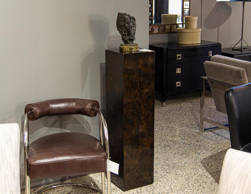 Voici un meuble étonnant qui respire l'élégance et la sophistication - le piédestal colonne en ronce de noyer moderne du milieu du siècle. Cette pièce, fabriquée aux États-Unis dans les années 1970, met en valeur la beauté exquise des grains de bois