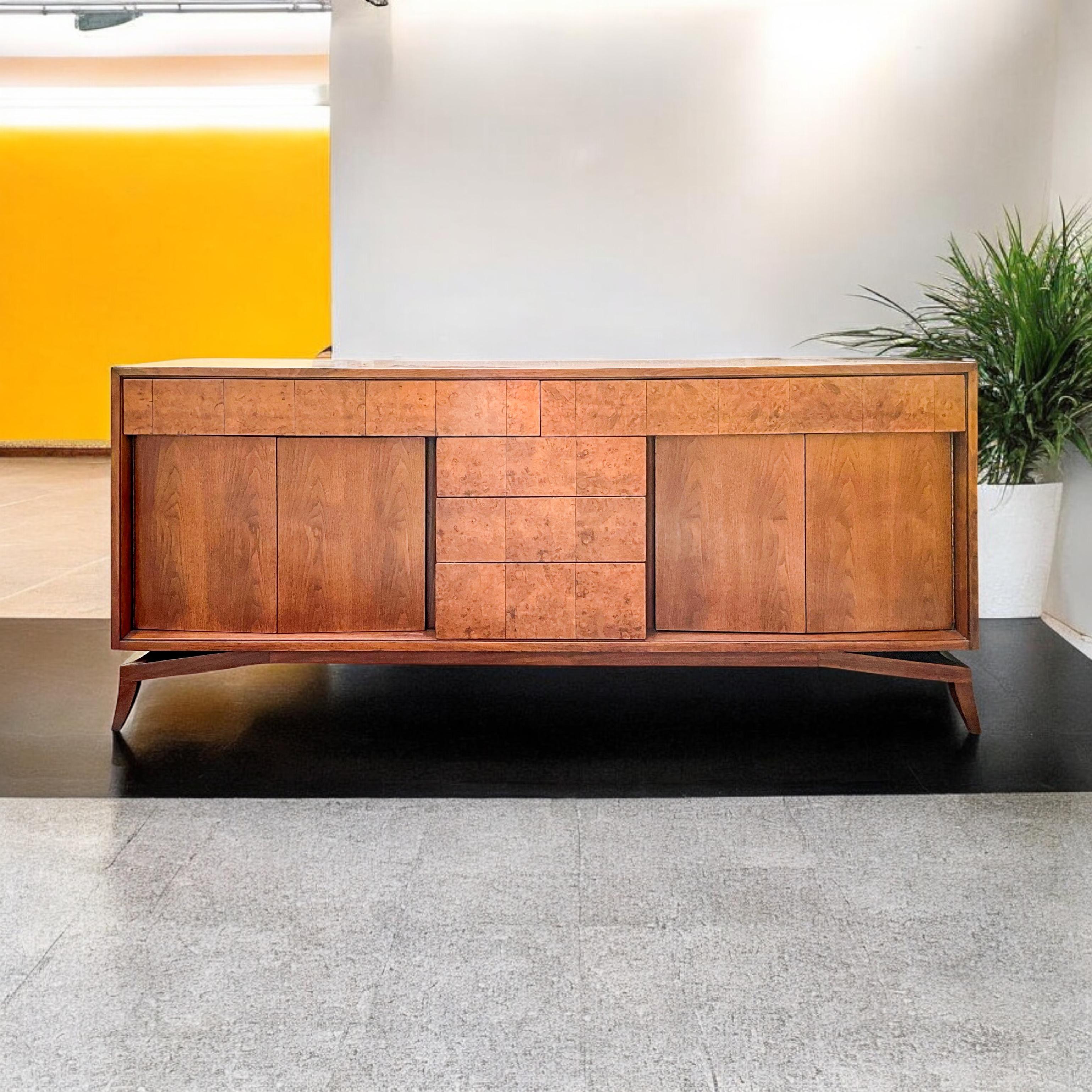 Dies ist ein hübsches modernes Nussbaum- und Wurzelholz-Credenza oder Sideboard aus der Mitte des Jahrhunderts. Es wurde von Tomlinson hergestellt. Er verfügt über zwei lange Schubladen, zwei kleinere Schubladen und zwei Flügeltüren. Er ruht auf