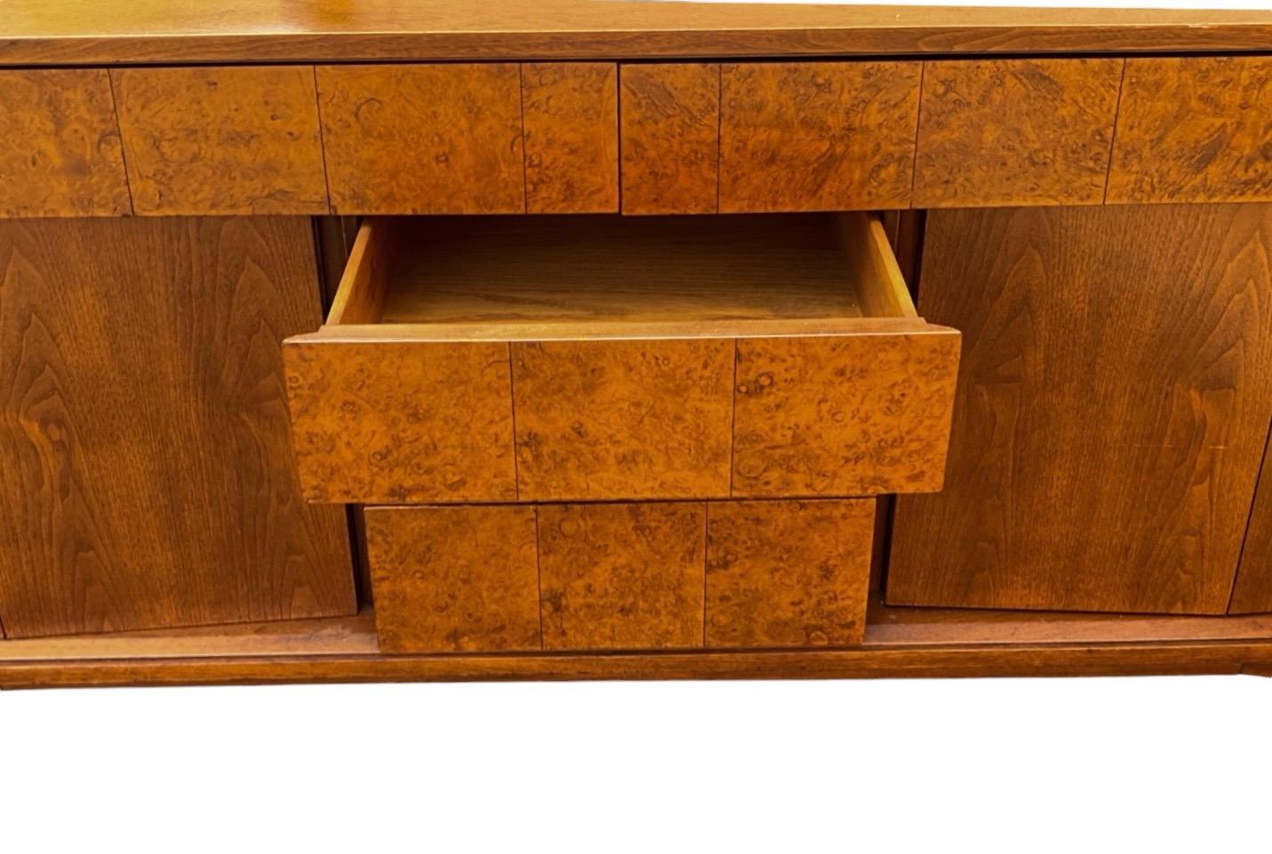 Mid-Century Modern-Anrichte / Sideboard aus Wurzelholz und Nussbaumholz von Tomlinson Furniture (Moderne der Mitte des Jahrhunderts)