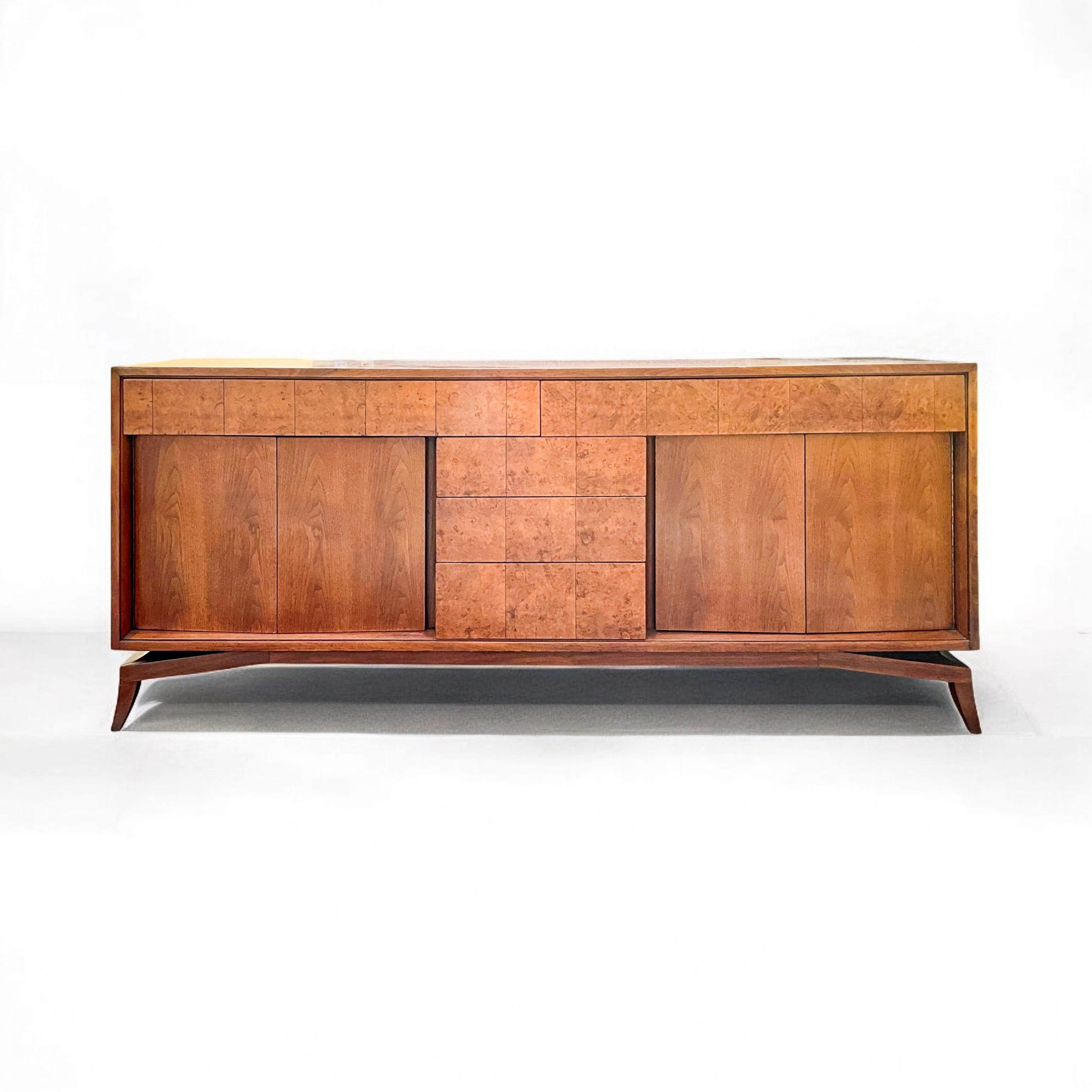 Mid-Century Modern-Anrichte / Sideboard aus Wurzelholz und Nussbaumholz von Tomlinson Furniture (amerikanisch)