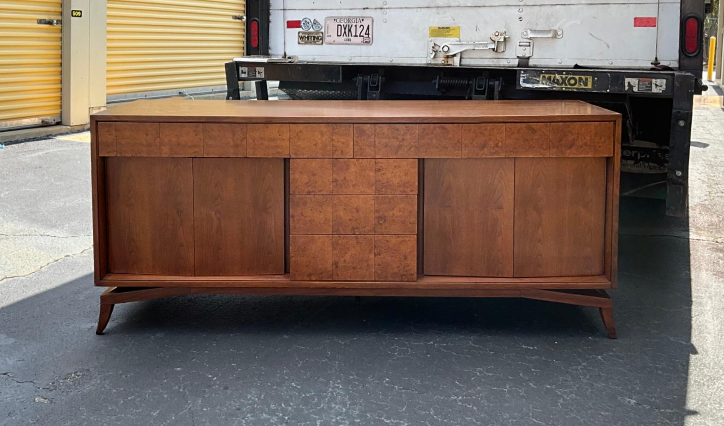 Mid-Century Modern-Anrichte / Sideboard aus Wurzelholz und Nussbaumholz von Tomlinson Furniture im Zustand „Gut“ in Kennesaw, GA