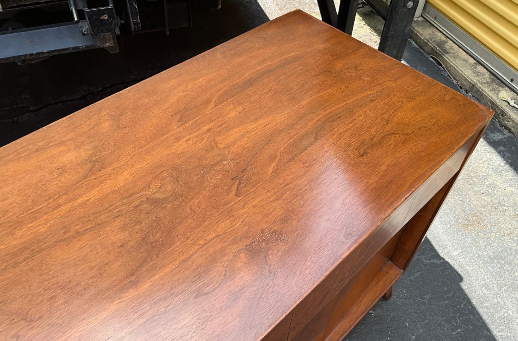 Mid-Century Modern-Anrichte / Sideboard aus Wurzelholz und Nussbaumholz von Tomlinson Furniture 1