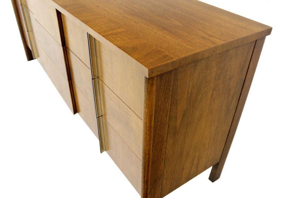 Mid Century Modern Burl Walnut John Widdicomb 9 Drawers Long Dresser Credenza  In Good Condition For Sale In Rockaway, NJ