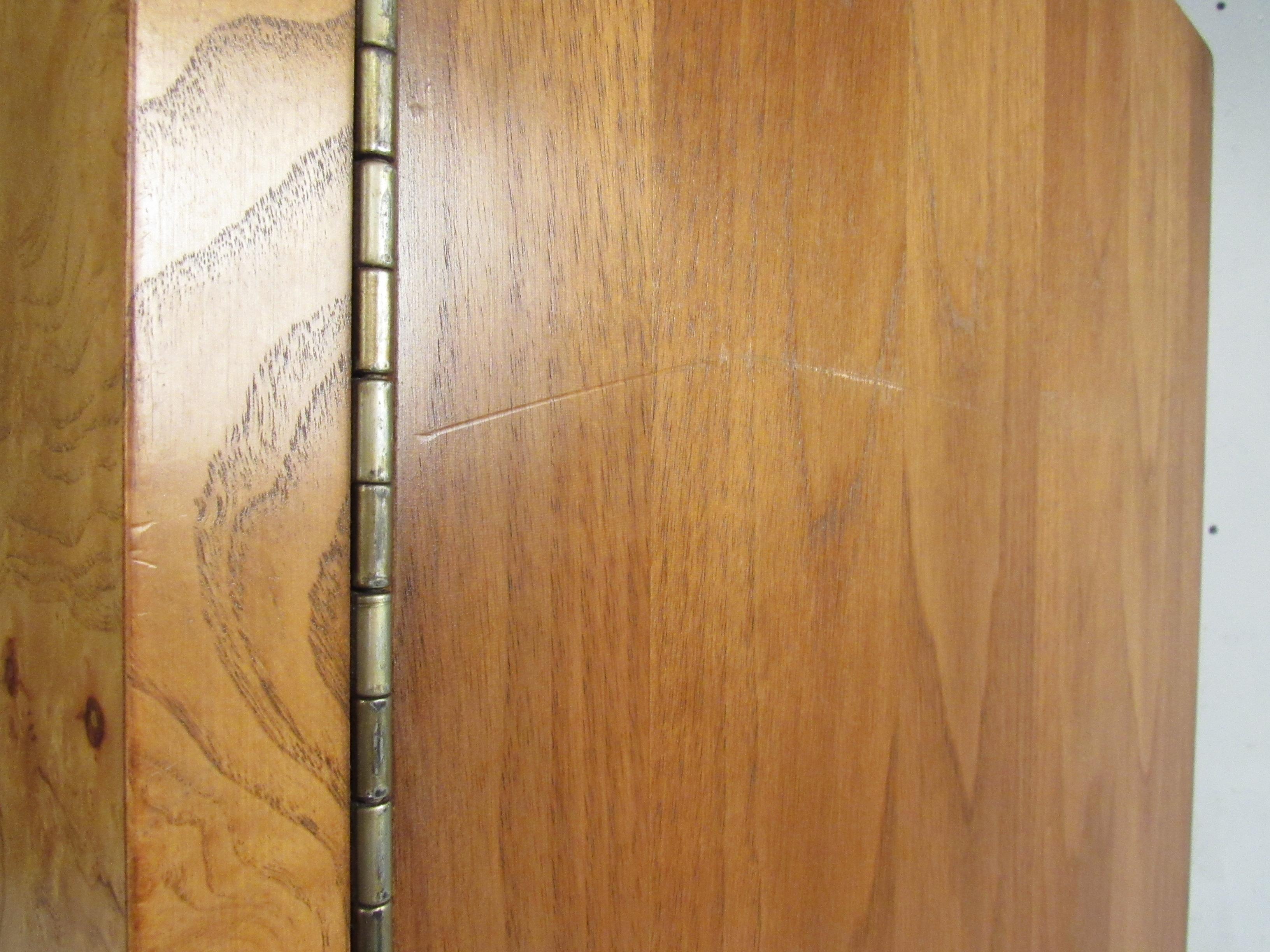 Armoire en broussin de style mi-siècle moderne par Lane Furniture 5