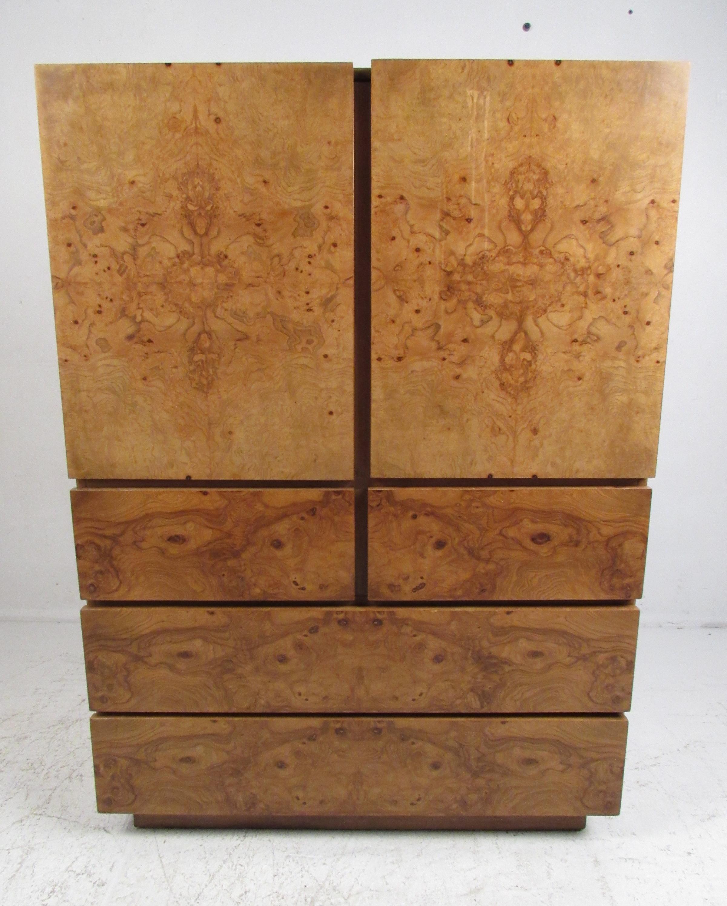 Cette impressionnante armoire moderne vintage possède un intérieur spacieux et des tiroirs volumineux. Un design aux lignes droites, une finition riche en ronce dorée et une laque font de cette pièce un ajout accrocheur dans tout intérieur moderne.