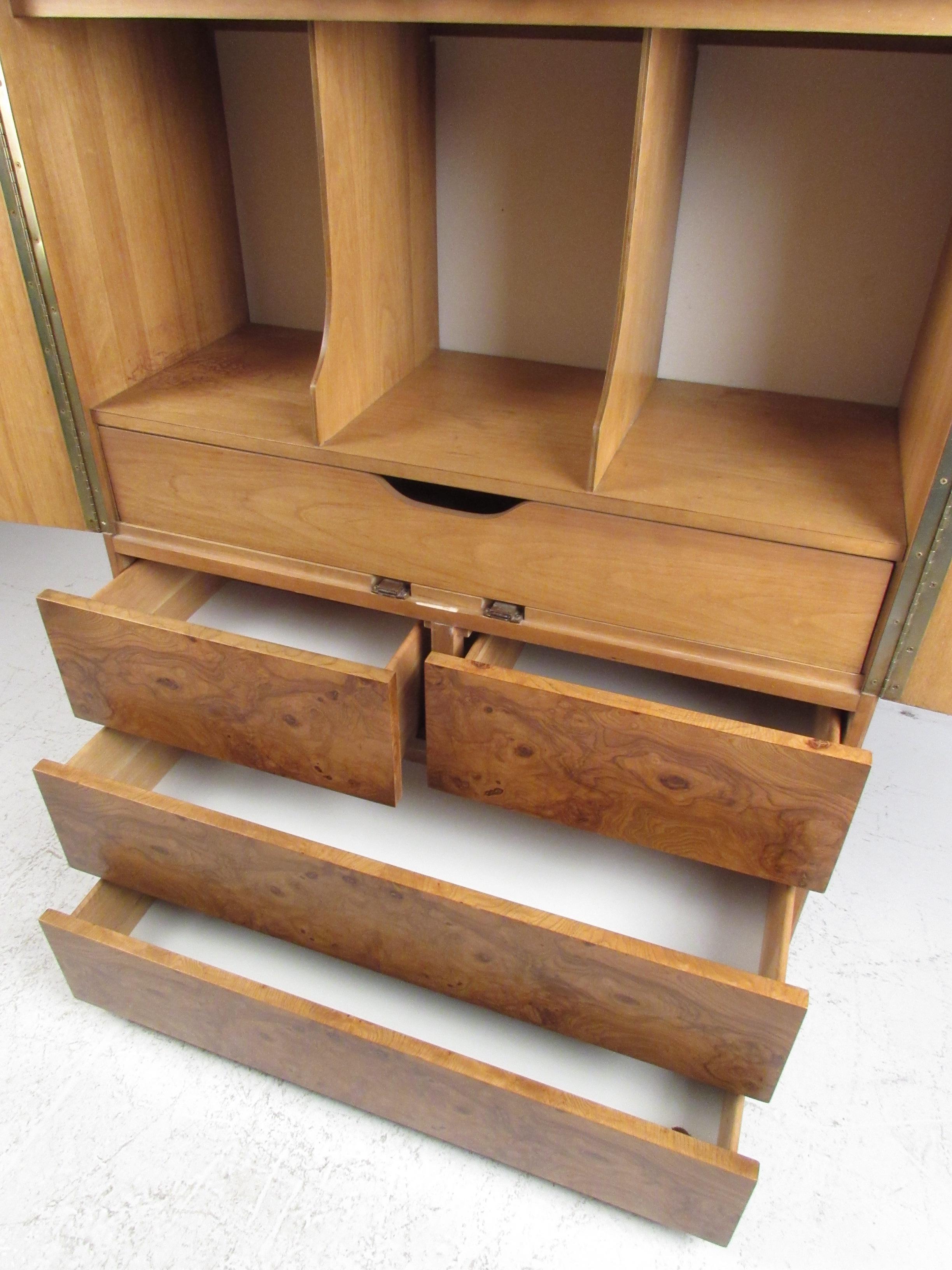 Mid-Century Modern Armoire en broussin de style mi-siècle moderne par Lane Furniture