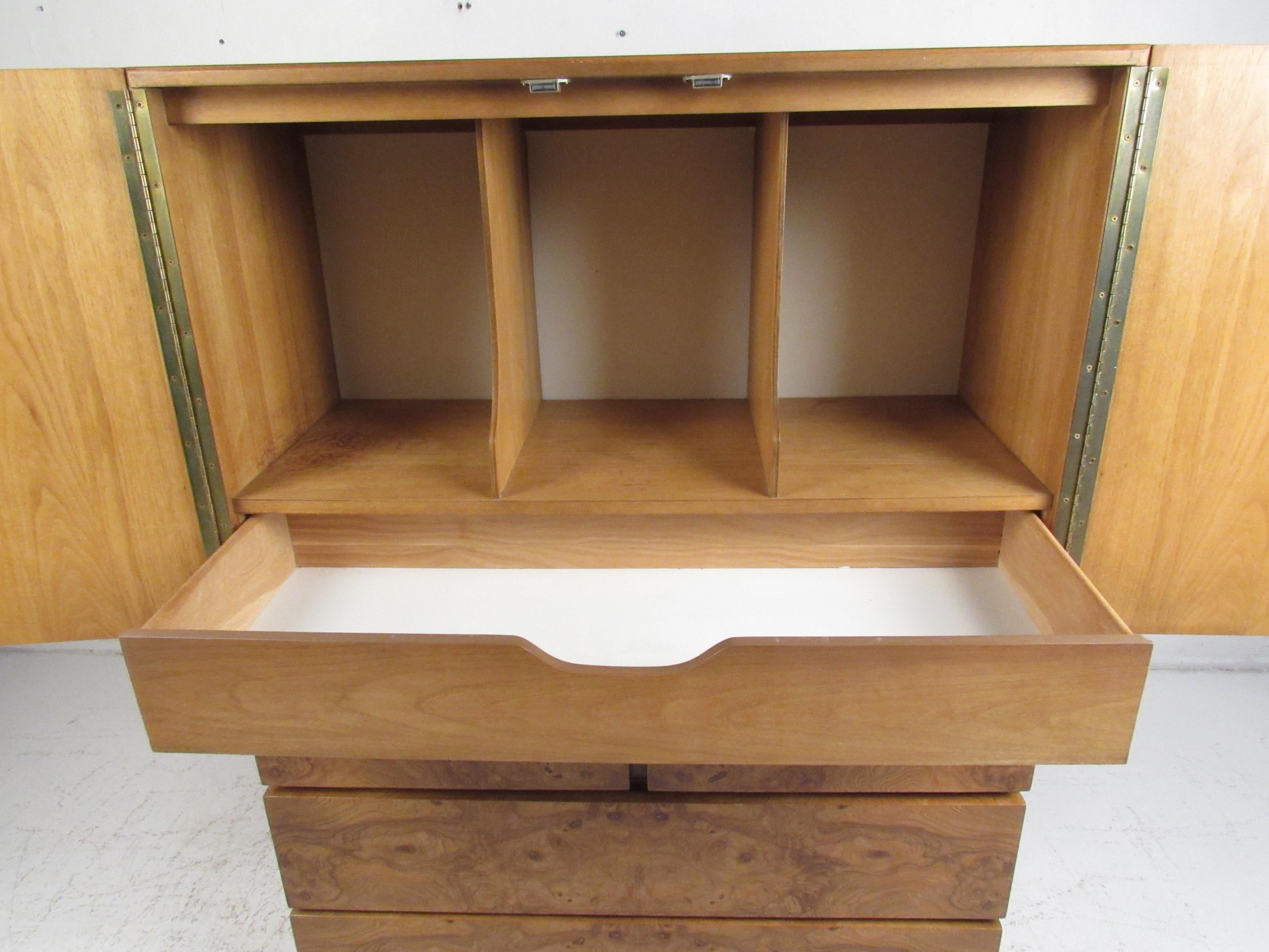 Américain Armoire en broussin de style mi-siècle moderne par Lane Furniture