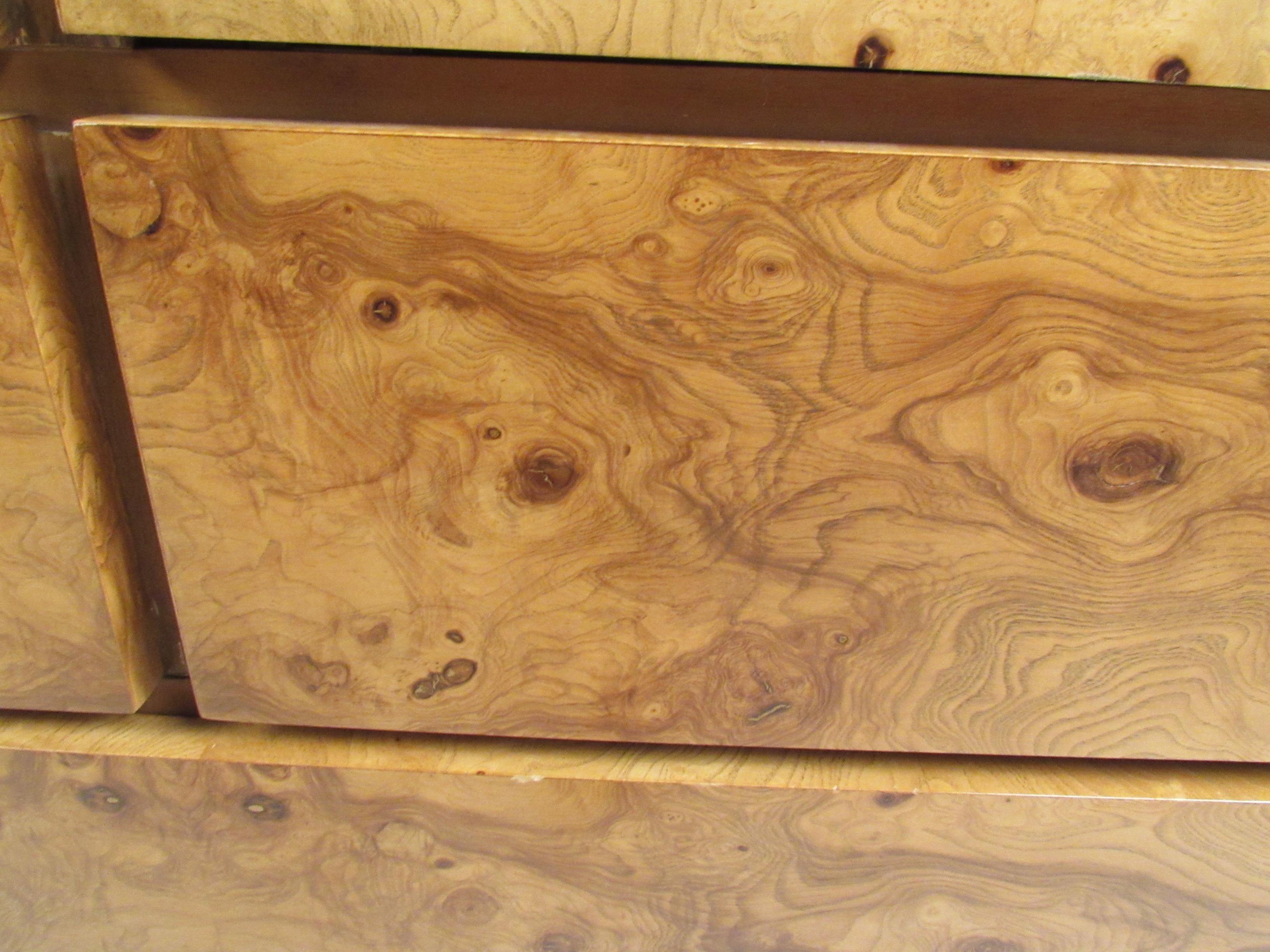 Milieu du XXe siècle Armoire en broussin de style mi-siècle moderne par Lane Furniture