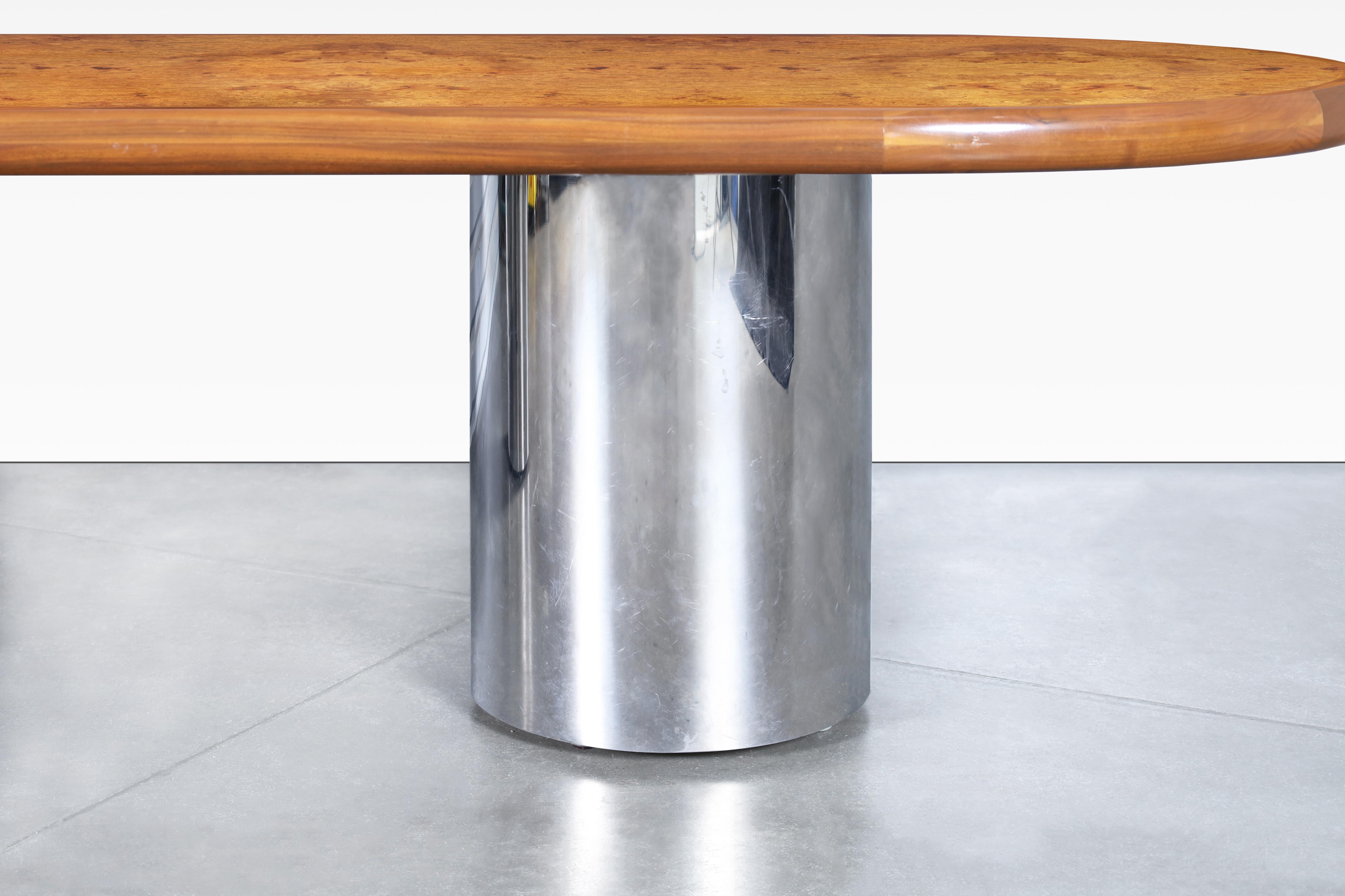 Américain Table de salle à manger ou de conférence ovale en bois de ronce et chrome The Moderns en vente