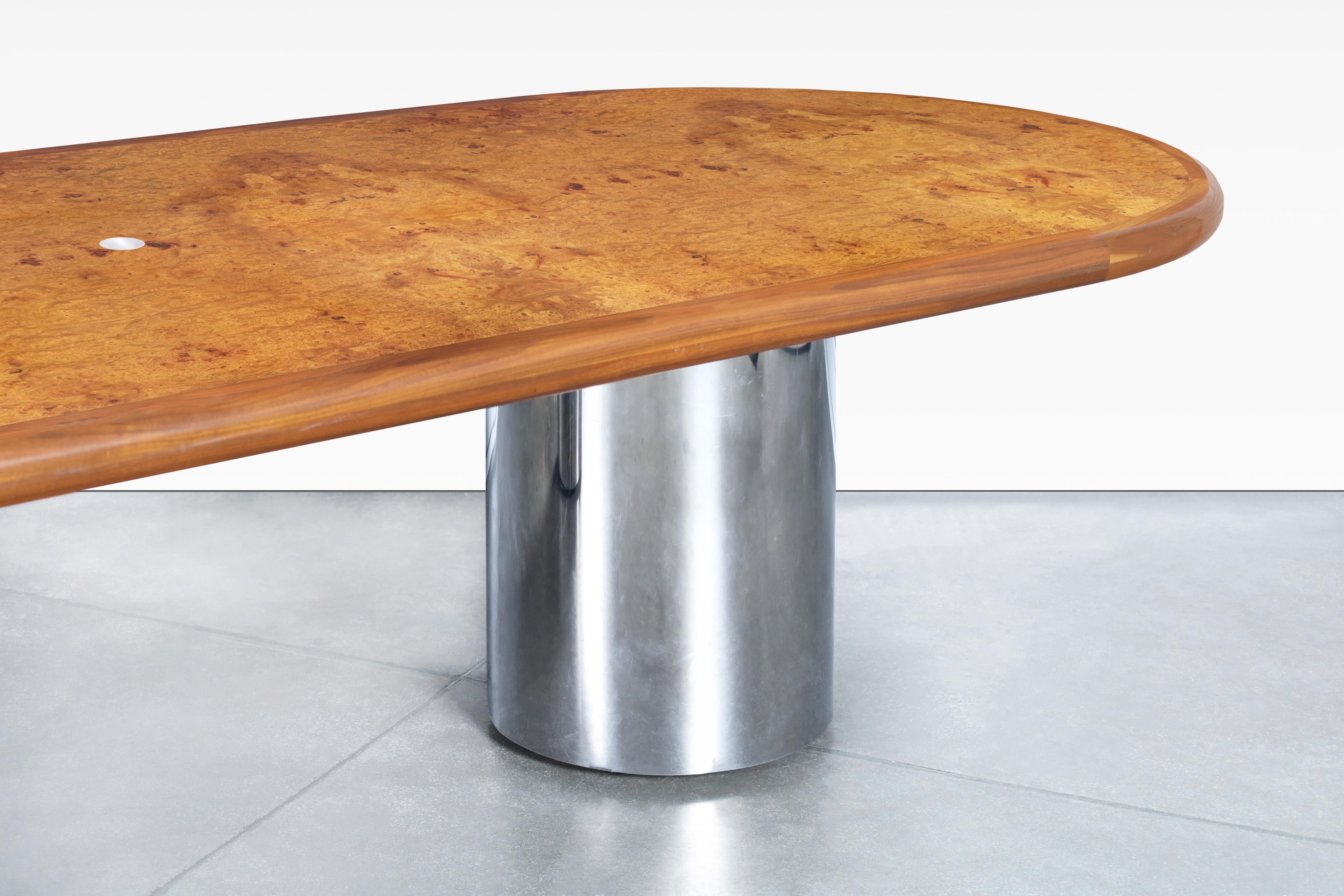Acier inoxydable Table de salle à manger ou de conférence ovale en bois de ronce et chrome The Moderns en vente