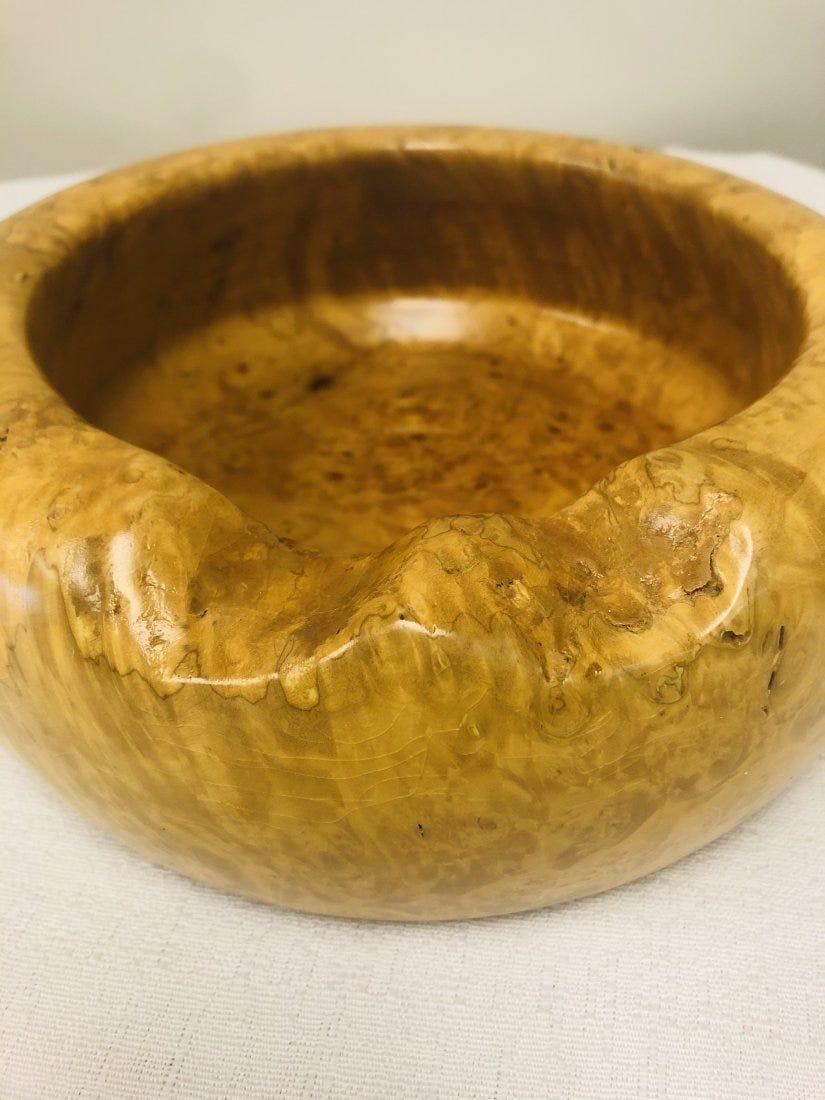 A highly decorative Mid-Century Modern handcrafted burl wood large ashtray. The large ashtray can be used for decoration or also to use store small items. 

Dimensions: 8 inch diameter x 3 inch height.