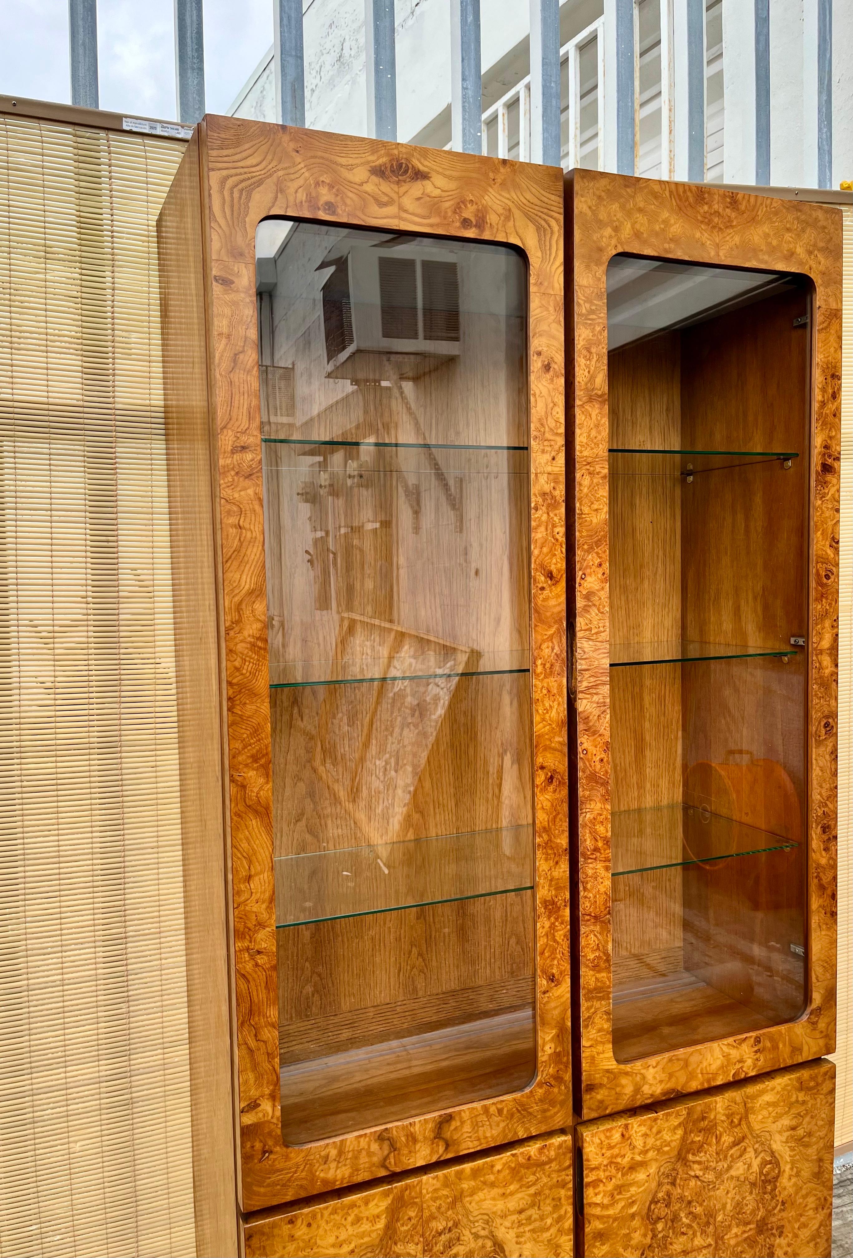 Mid Century Modern Burl Wood China Cabinet von Lane Furniture. Circa 1960er Jahre  10
