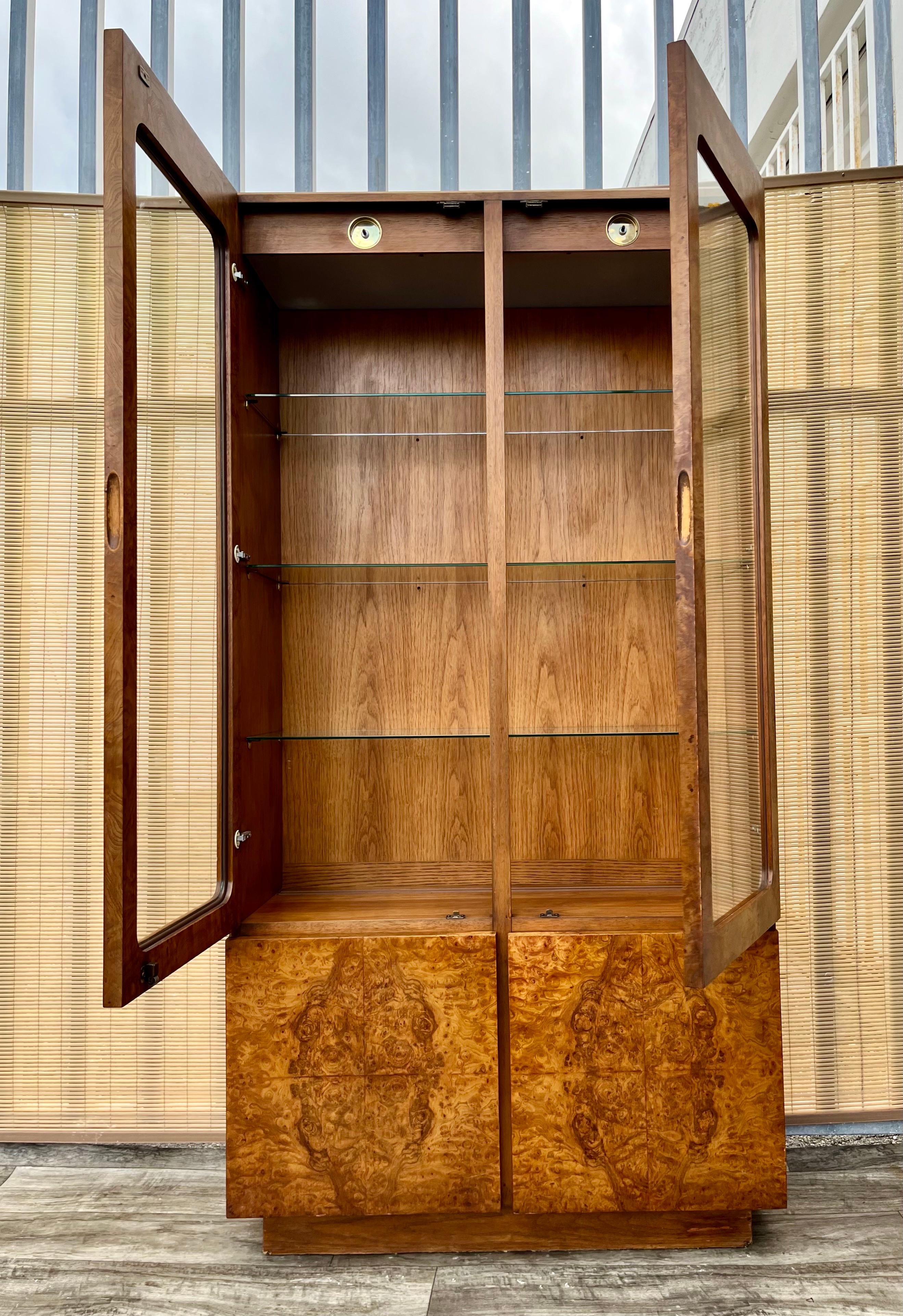 Mid Century Modern Burl Wood China Cabinet by Lane Furniture. Circa 1960s  In Good Condition For Sale In Miami, FL