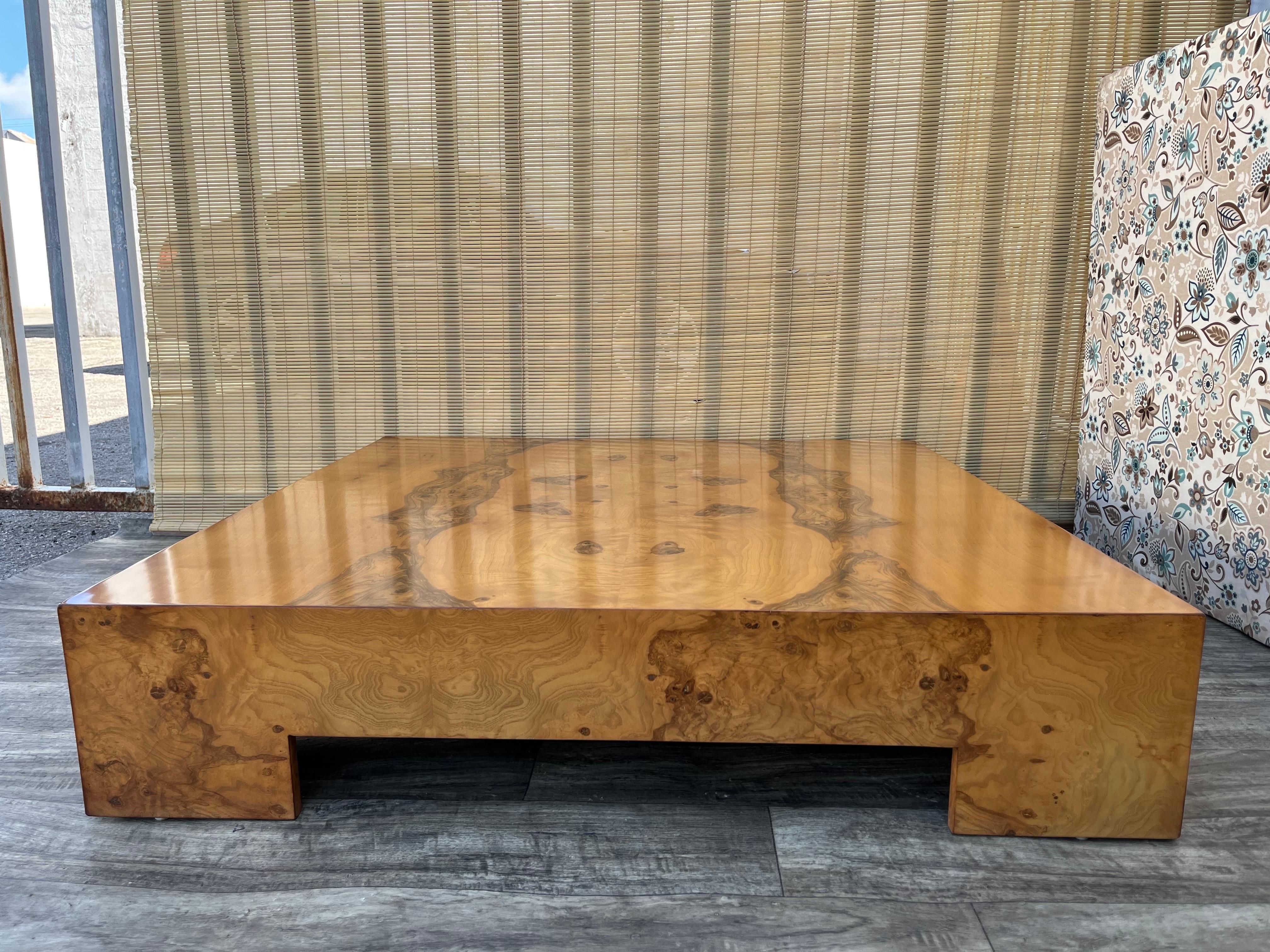 Mid Century Modern Burl Wood Coffee Table Attributed to Milo Baughman. C. 1970s In Good Condition For Sale In Miami, FL