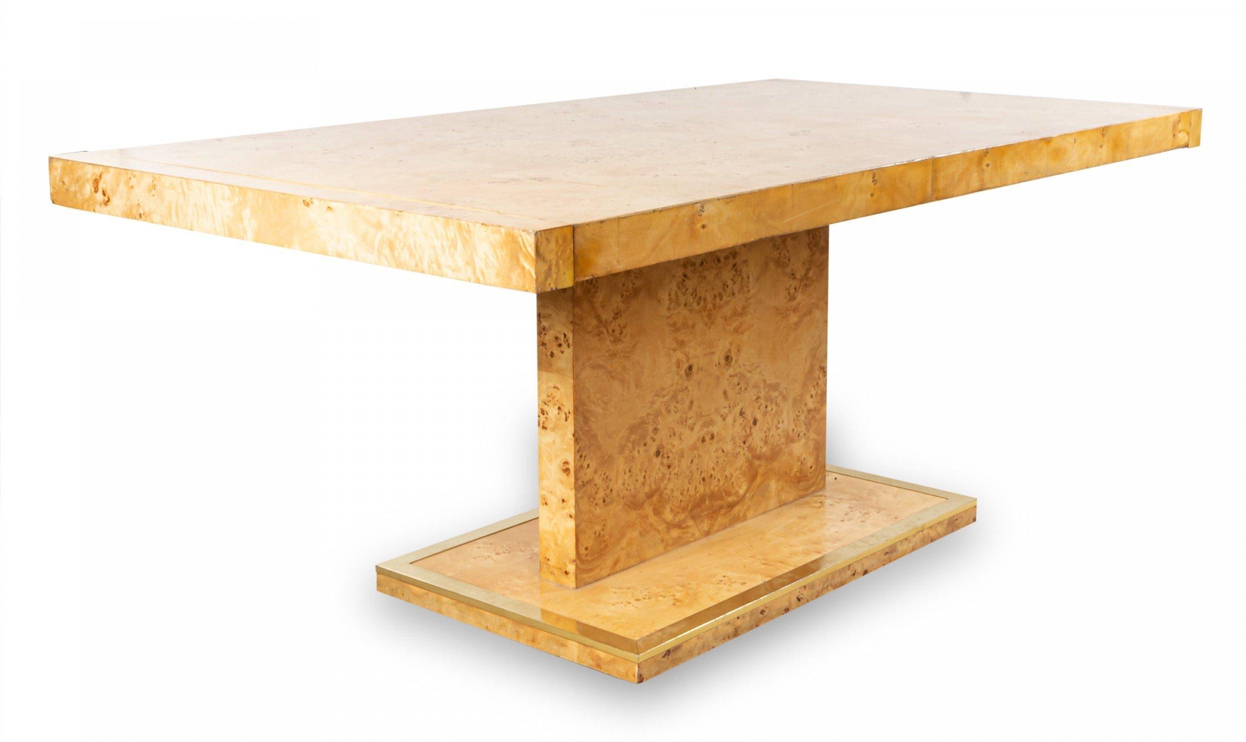 Tavolo da pranzo in legno di radica in stile Milo Baughman, con due foglie allungabili e struttura in metallo sulla base.