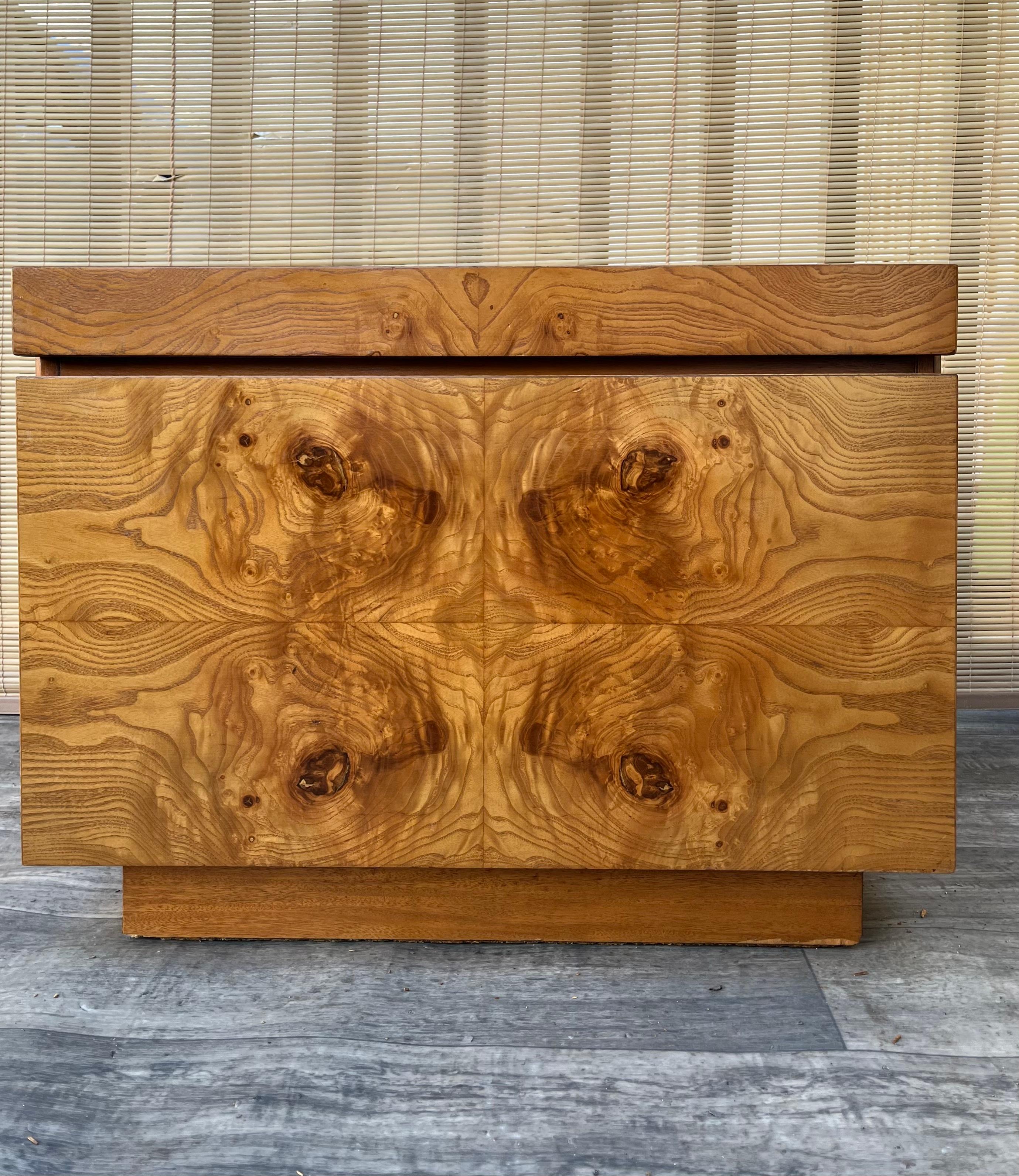 Mid-Century Modern Burl Wood Nightstand by Lane Altavista. Circa 1970s. In Good Condition In Miami, FL