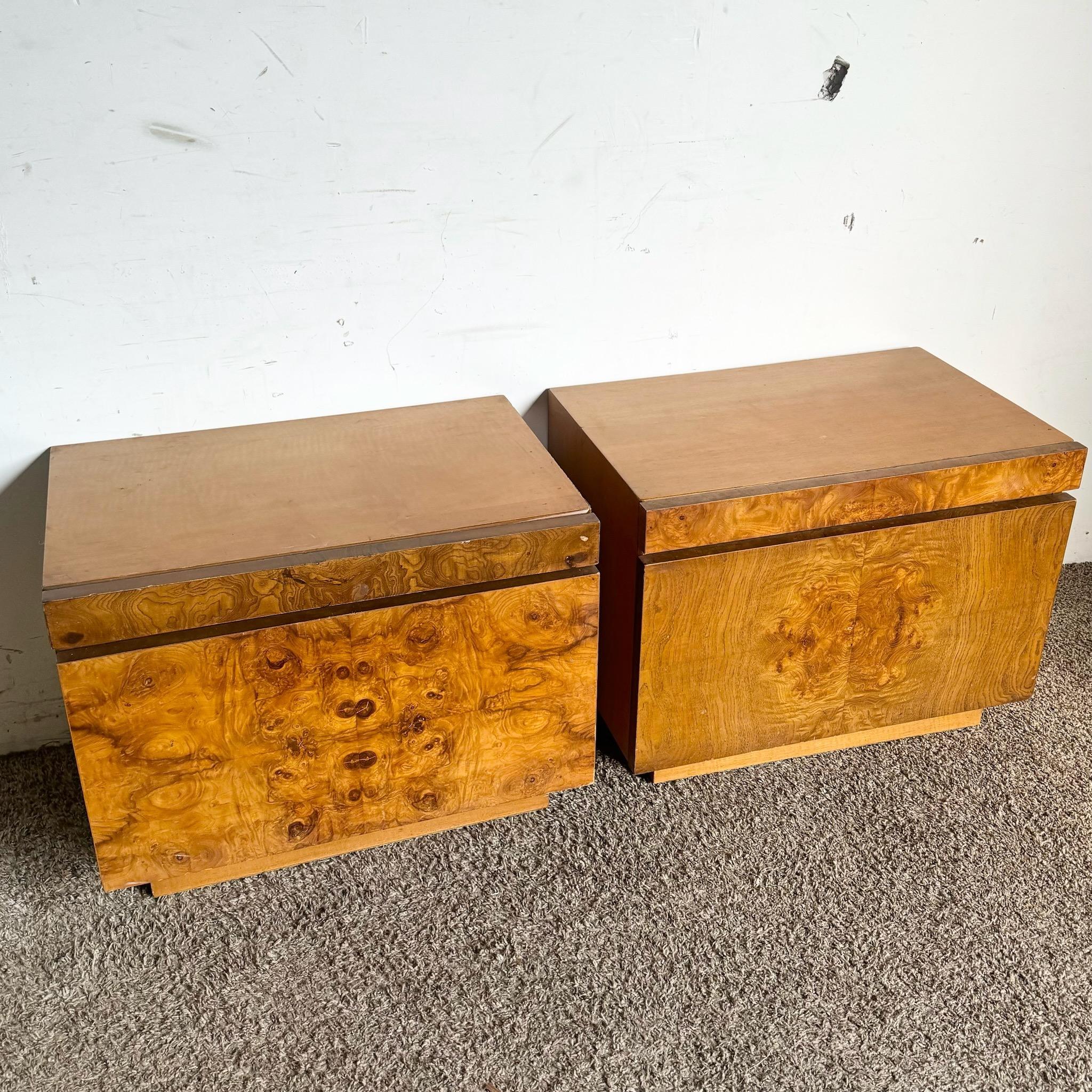 These Mid Century Modern burl wood nightstands by Lane are a perfect blend of style and functionality. Featuring stunning burl wood grain and ample storage space, they make an elegant addition to any bedroom decor.

