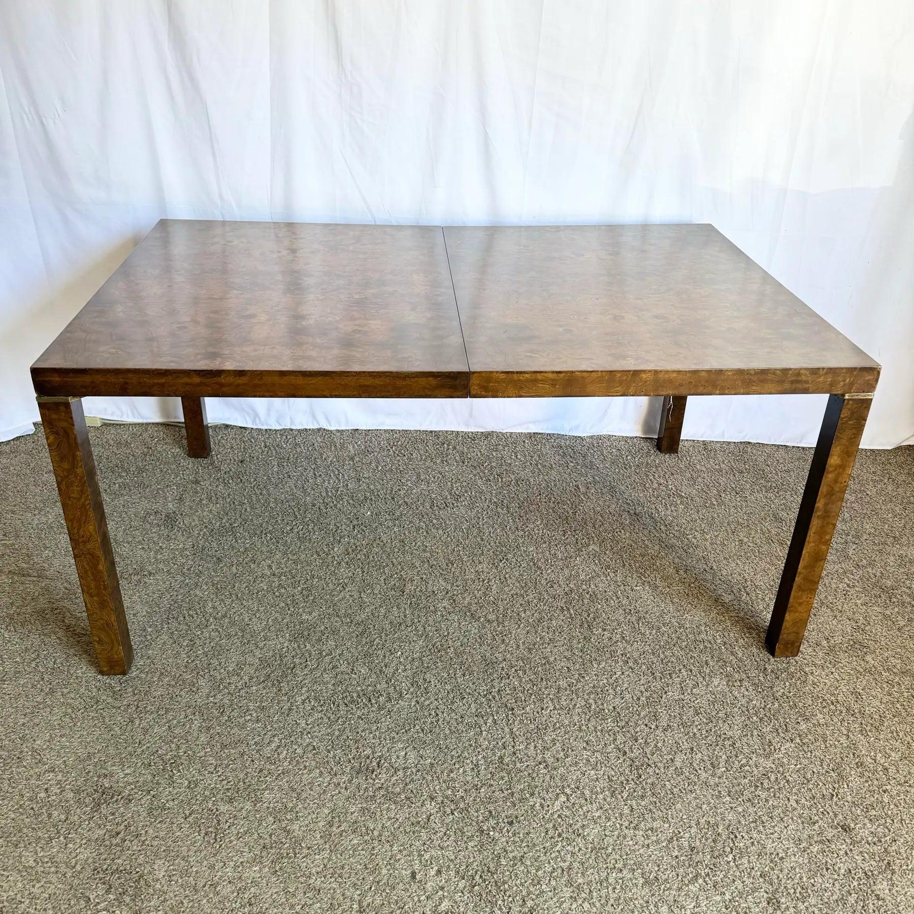 Voici une table de salle à manger extensible Parsons en bois de ronce de style moderne du milieu du siècle, signée Lane. Cette pièce élégante présente un placage de bois de ronce saisissant et un design polyvalent, lui permettant de s'étendre pour