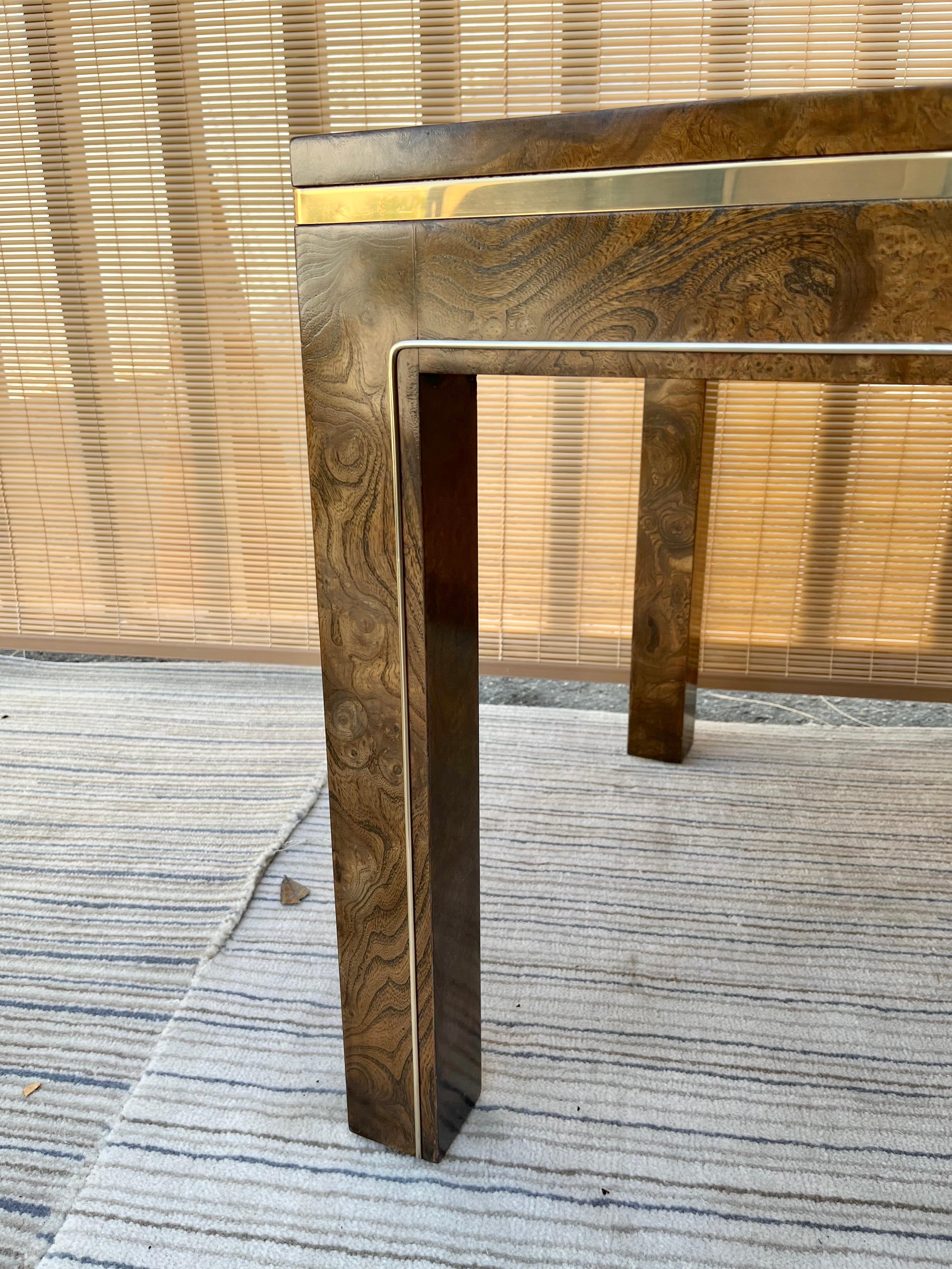 Table d'appoint en bois de broussin de style mi-siècle moderne par Mastercraft Furniture en vente 2