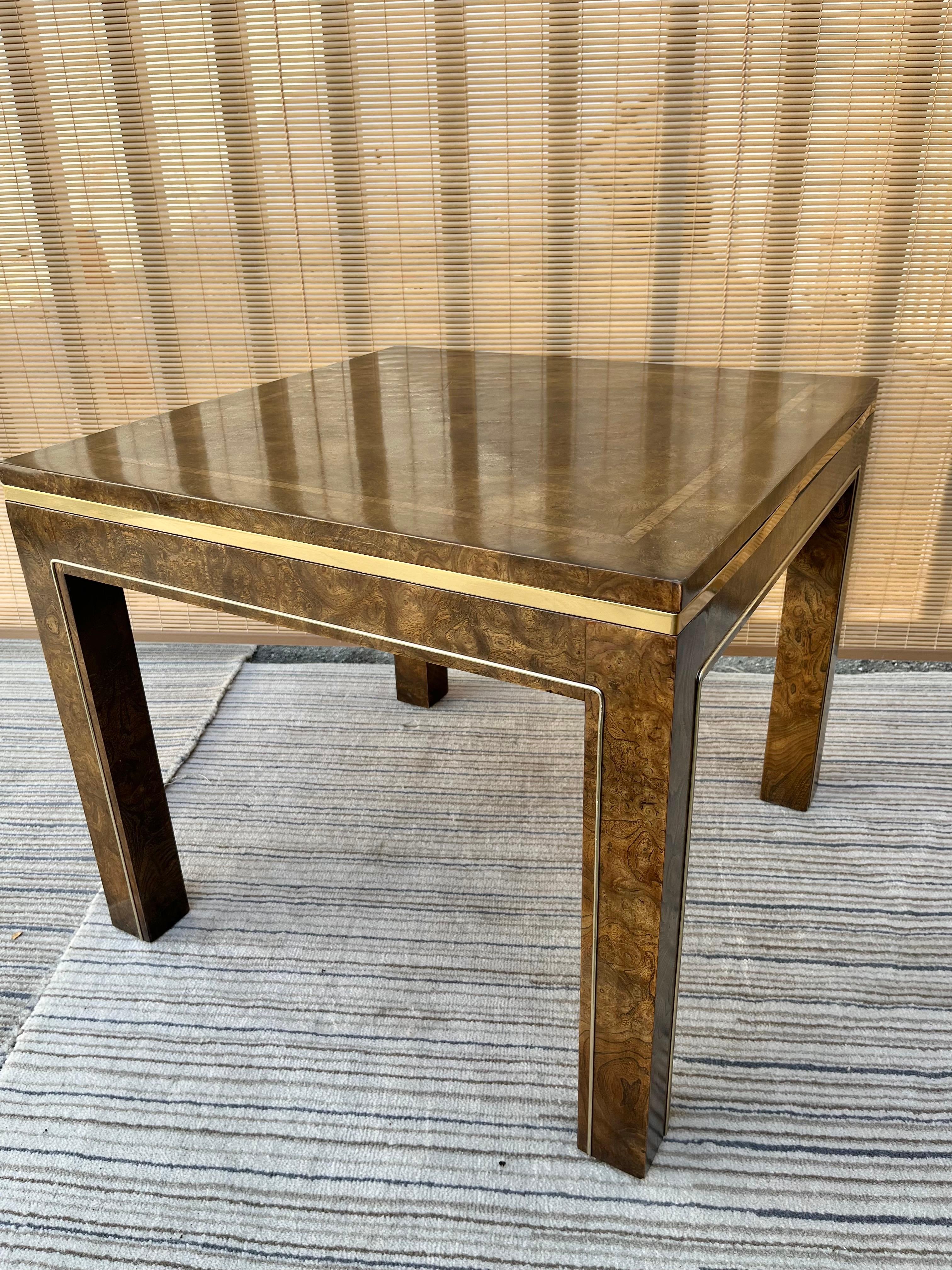 Mid-Century Modern Table d'appoint en bois de broussin de style mi-siècle moderne par Mastercraft Furniture en vente