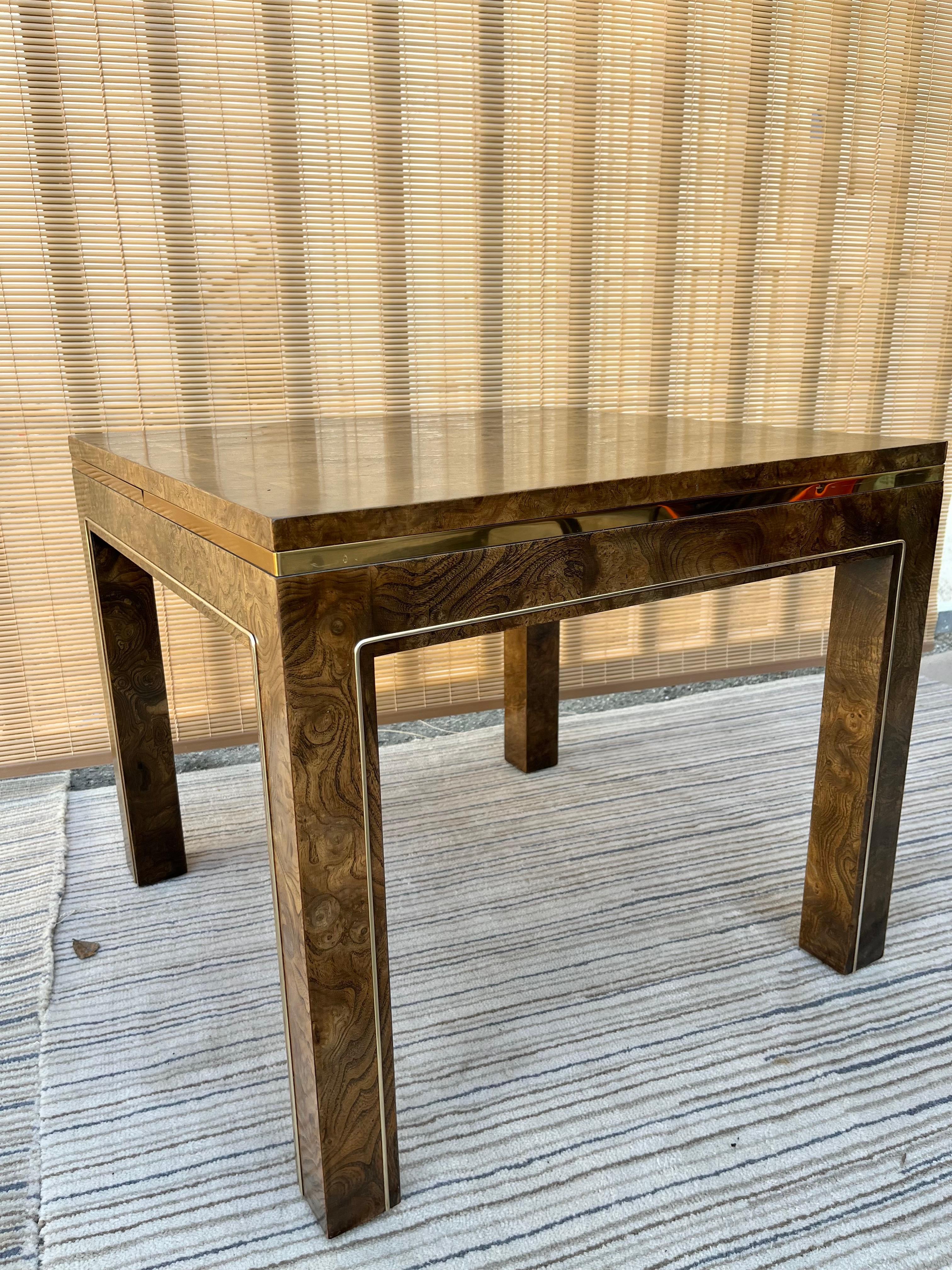 Table d'appoint en bois de broussin de style mi-siècle moderne par Mastercraft Furniture Bon état - En vente à Miami, FL