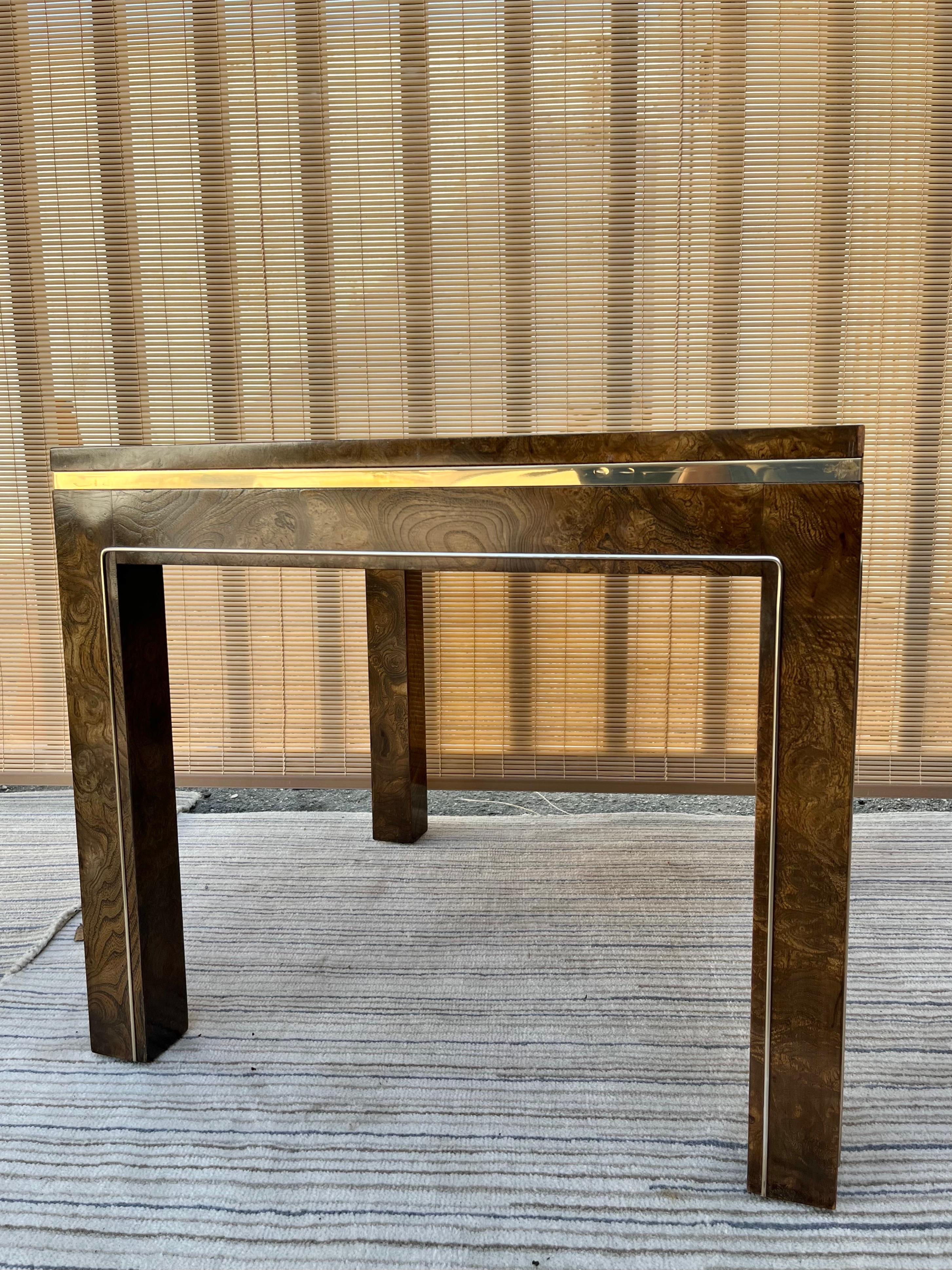 Milieu du XXe siècle Table d'appoint en bois de broussin de style mi-siècle moderne par Mastercraft Furniture en vente