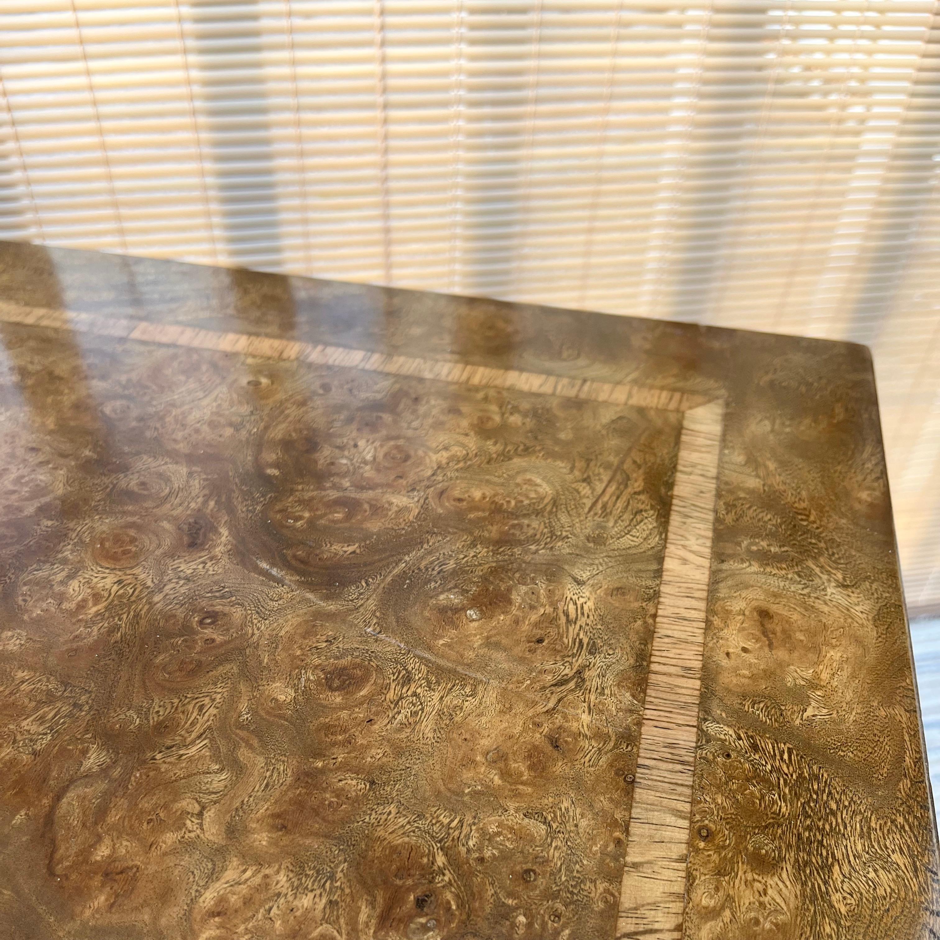 Laiton Table d'appoint en bois de broussin de style mi-siècle moderne par Mastercraft Furniture en vente