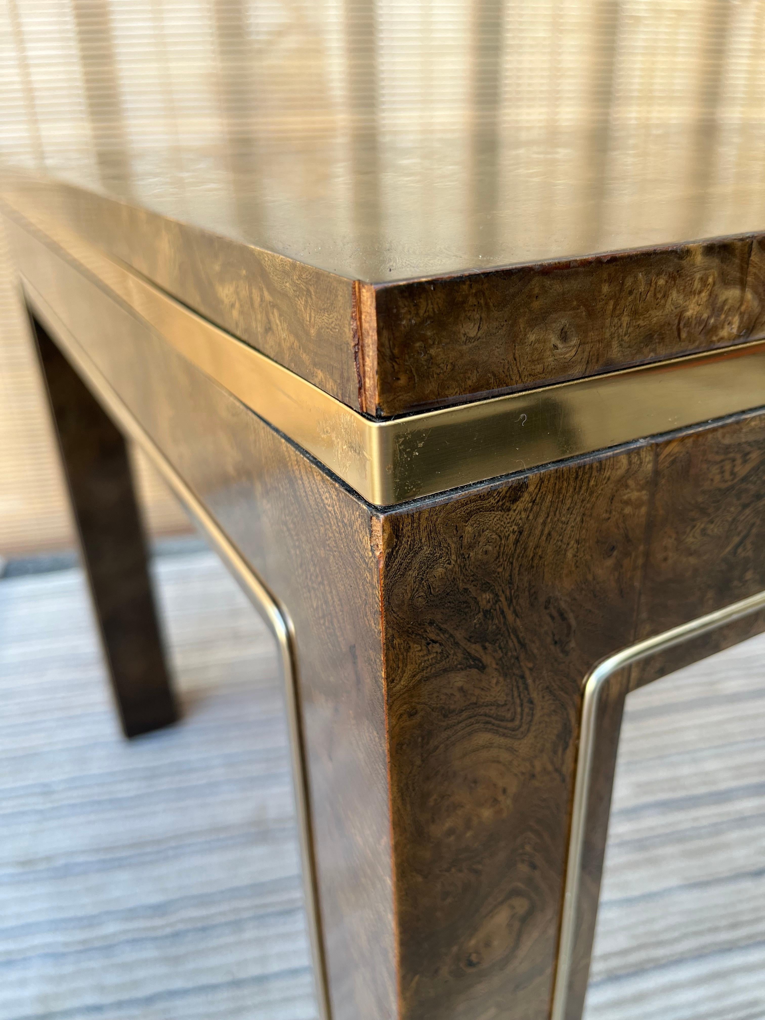 Table d'appoint en bois de broussin de style mi-siècle moderne par Mastercraft Furniture en vente 1