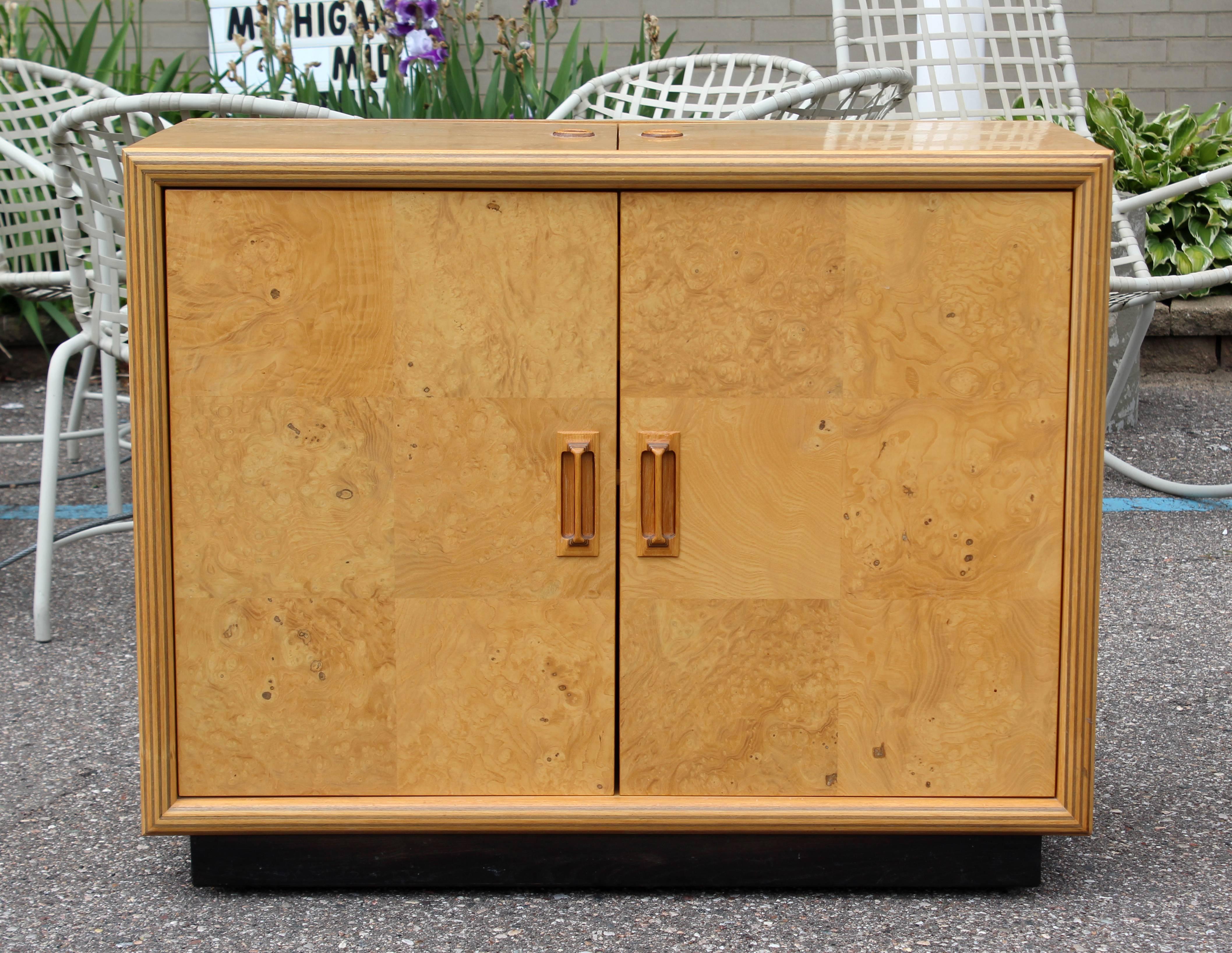 For your consideration is an utterly fabulous, flip-top bar cart on wheels, made of burled olive wood, stamped from Henredon's Scene Two collection, circa 1970s. In excellent condition. The dimensions are 39