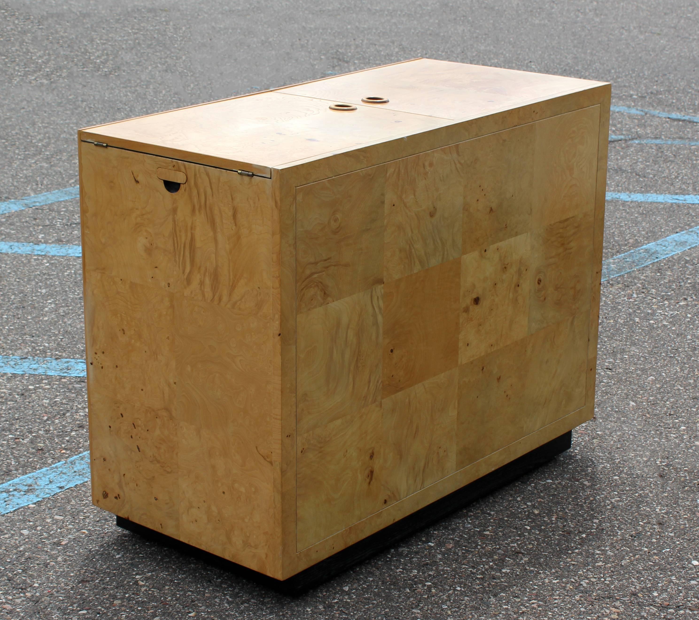 Mid-Century Modern Burled Olive Wood Henredon Dry Bart Cart on Wheels 1970s 1