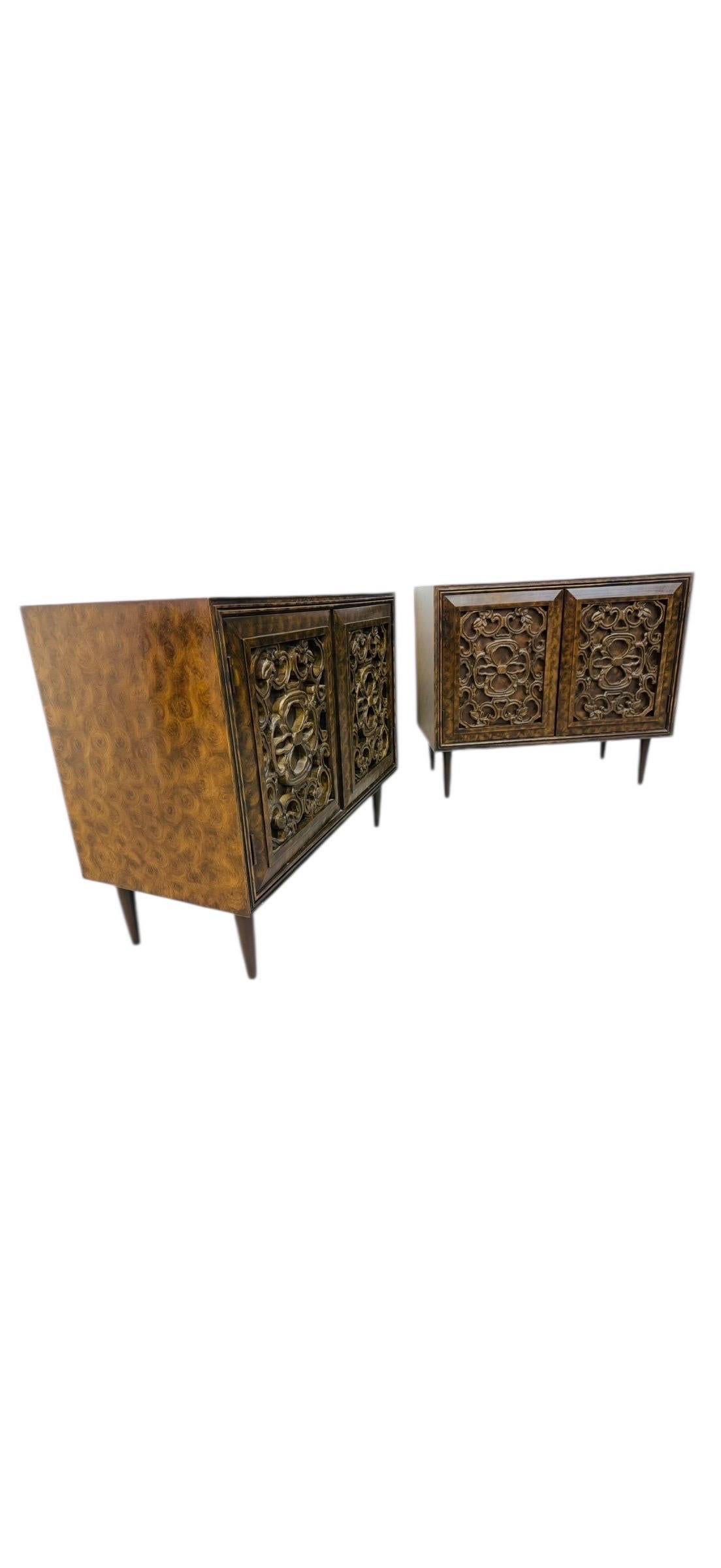 Este anuncio es para un par de armarios modernos de mediados de siglo de madera de nogal veteada. Con un diseño de líneas rectas, dos puertas talladas que se abren para dejar espacio de almacenaje en una y tres cajones en la otra, patas modernas y