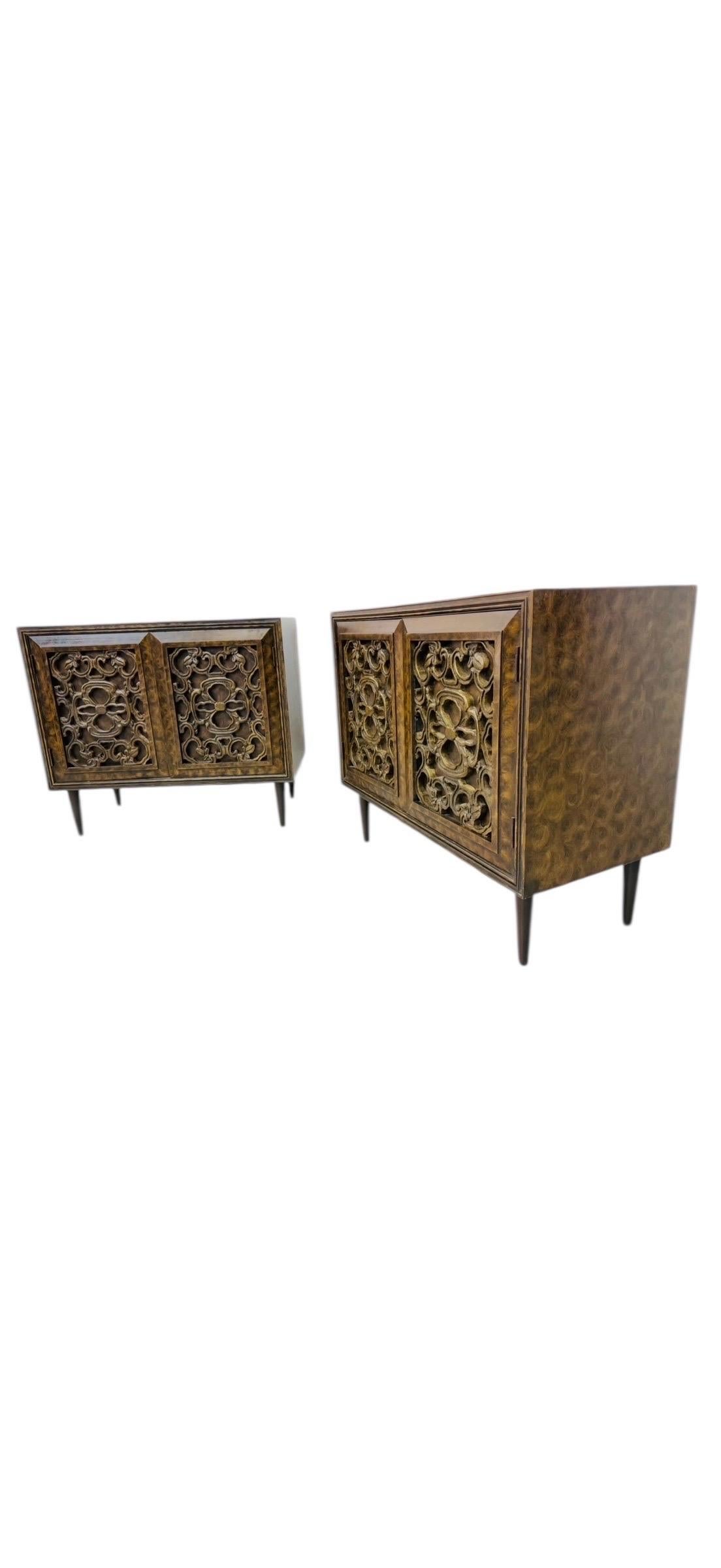 Cómoda Moderna de Mitad de Siglo de Madera Burilada - Lote de 2 Moderno de mediados de siglo en venta