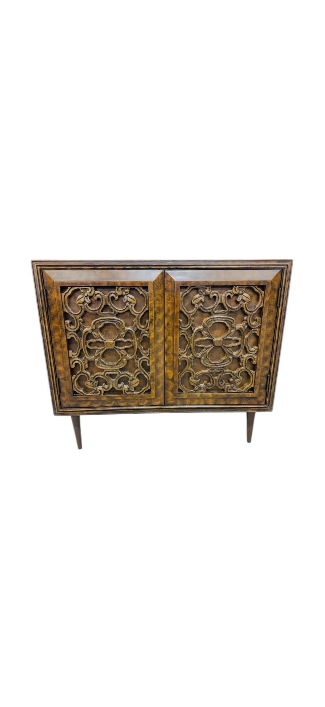 Cómoda Moderna de Mitad de Siglo de Madera Burilada - Lote de 2 Estadounidense en venta