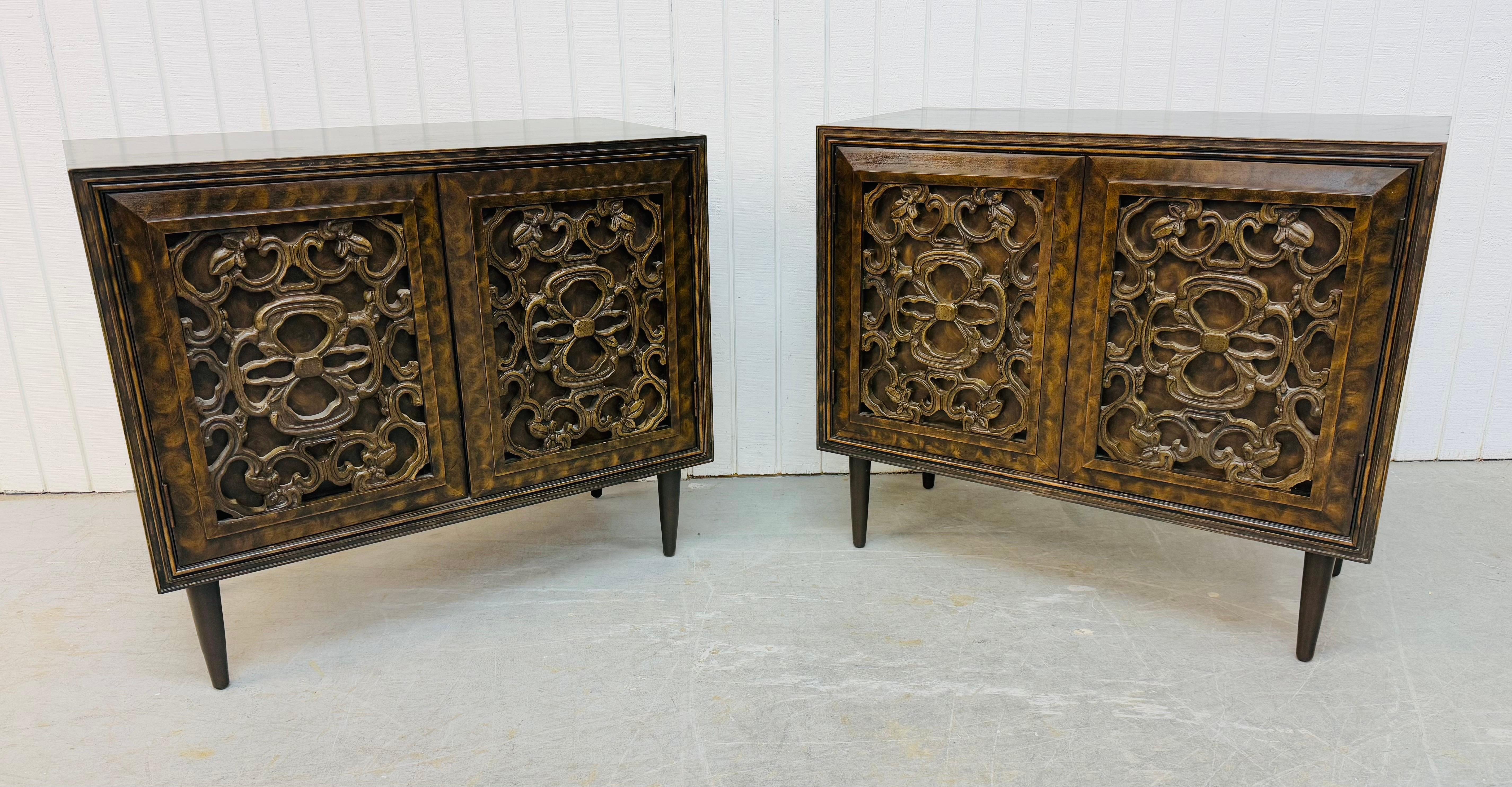 Diese Auflistung ist für ein Paar von Mid-Century Modern Burled Wood Storage Cabinets. Mit einem geradlinigen Design, dekorativen geschnitzten Fronten, Druckknopftüren, die sich zu Stauraum öffnen lassen, modernen Beinen und einer schönen