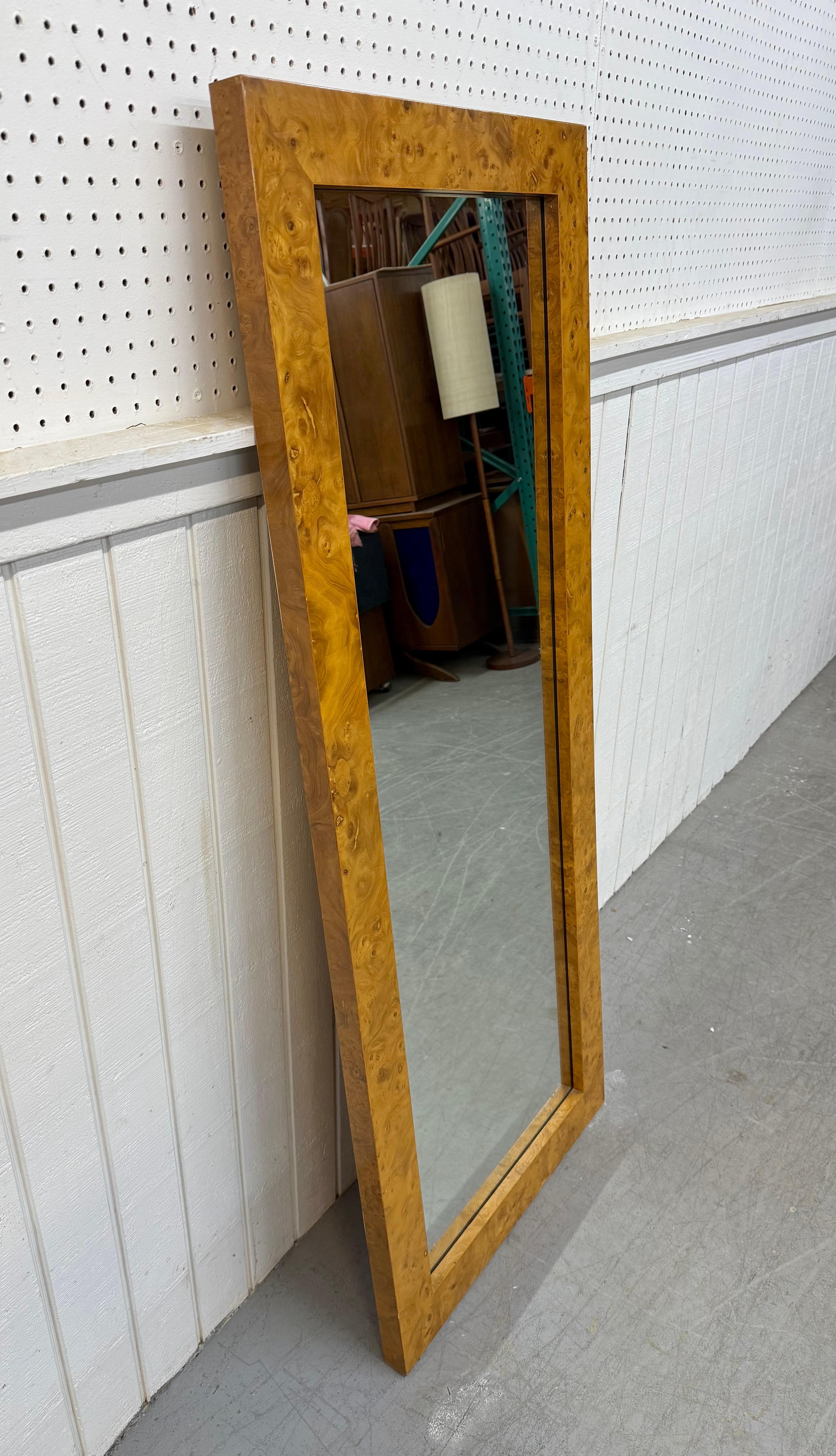 Questo annuncio si riferisce a uno specchio da parete in legno burlato di epoca medio-novecentesca. Il design è rettangolare e lineare, la cornice è in legno burattato e il filo per essere appeso. Si tratta di un'eccezionale combinazione di qualità
