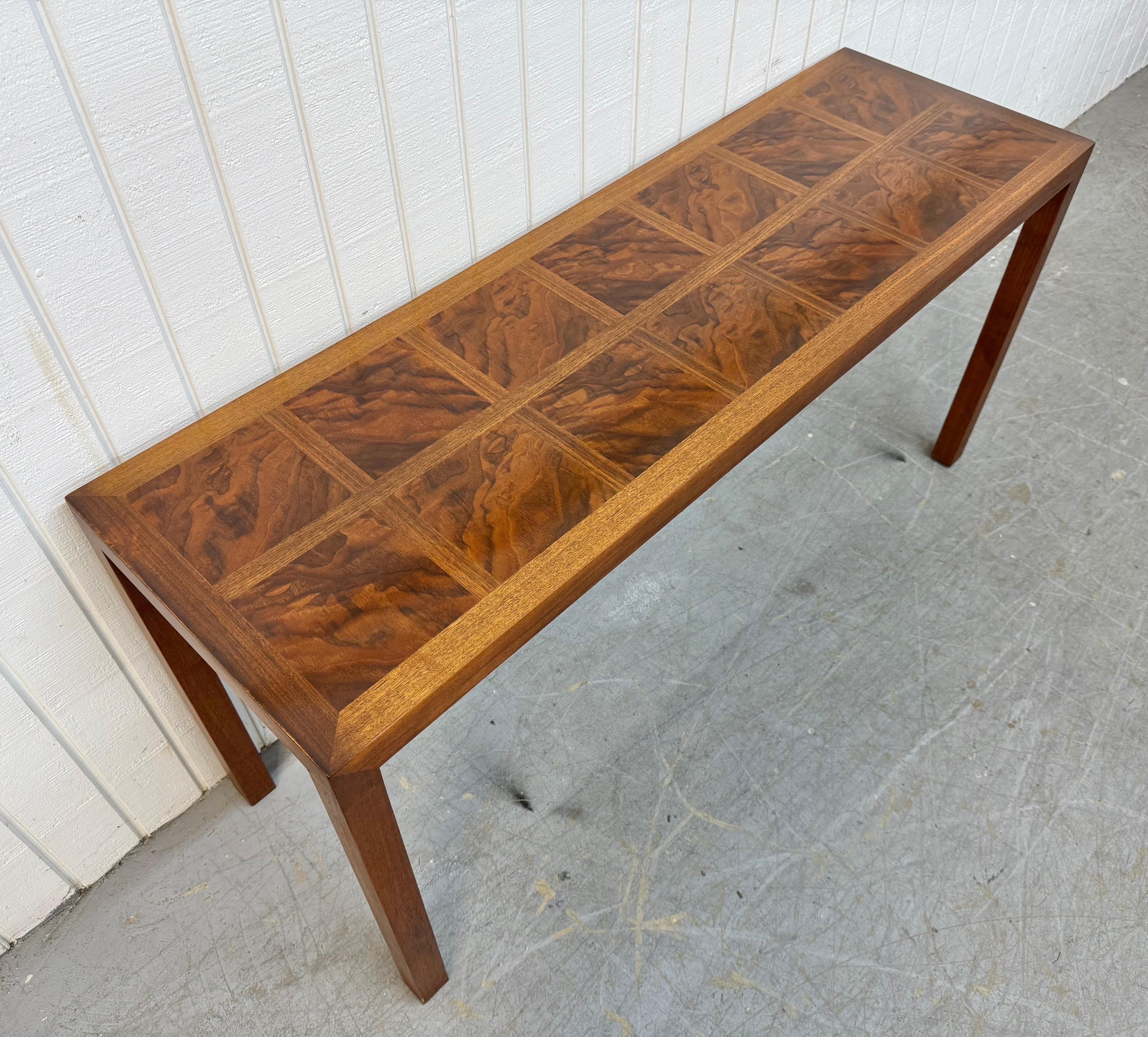 Diese Auflistung ist für ein Mid-Century Modern Burled Wood Walnut Sofa Tisch. Er hat ein geradliniges Design, eine rechteckige Platte mit Intarsien aus Wurzelholz, lange, moderne Beine und eine schöne Walnussoberfläche. Eine außergewöhnliche
