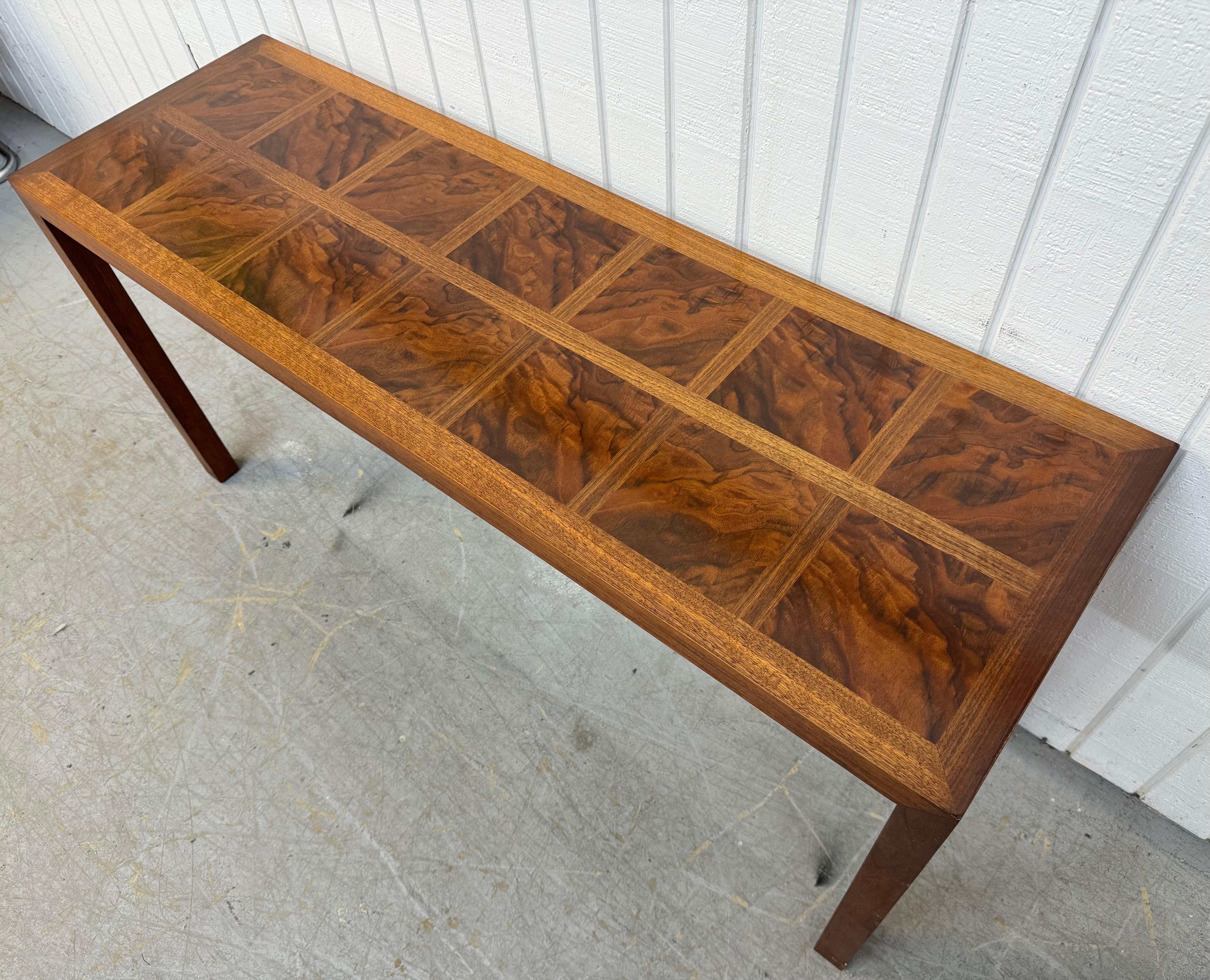 Mid-Century Modern Burled Wood Walnuss Sofa Tisch (Moderne der Mitte des Jahrhunderts) im Angebot