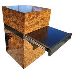 Table d'appoint à cube en bois de bourgogne moderne du milieu du siècle avec espace de travail coulissant