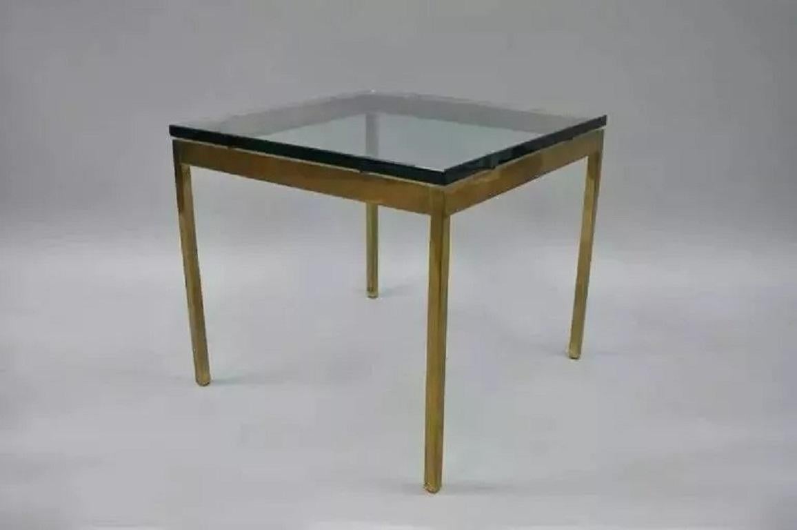Table d'appoint en laiton bruni, carrée, de style moderne du milieu du siècle, par Scope Furniture. L'article se compose d'une base en métal avec une finition laiton/bronze et d'un plateau en verre épais. Label original du fabricant sur le dessous.