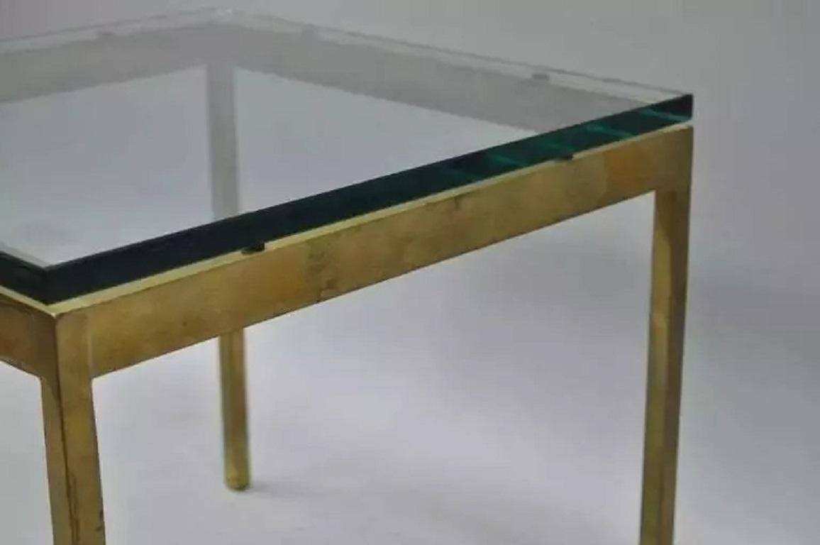 Mid-Century Modern Table d'appoint carrée en laiton bruni de style moderne du milieu du siècle dernier par Scope Furniture en vente